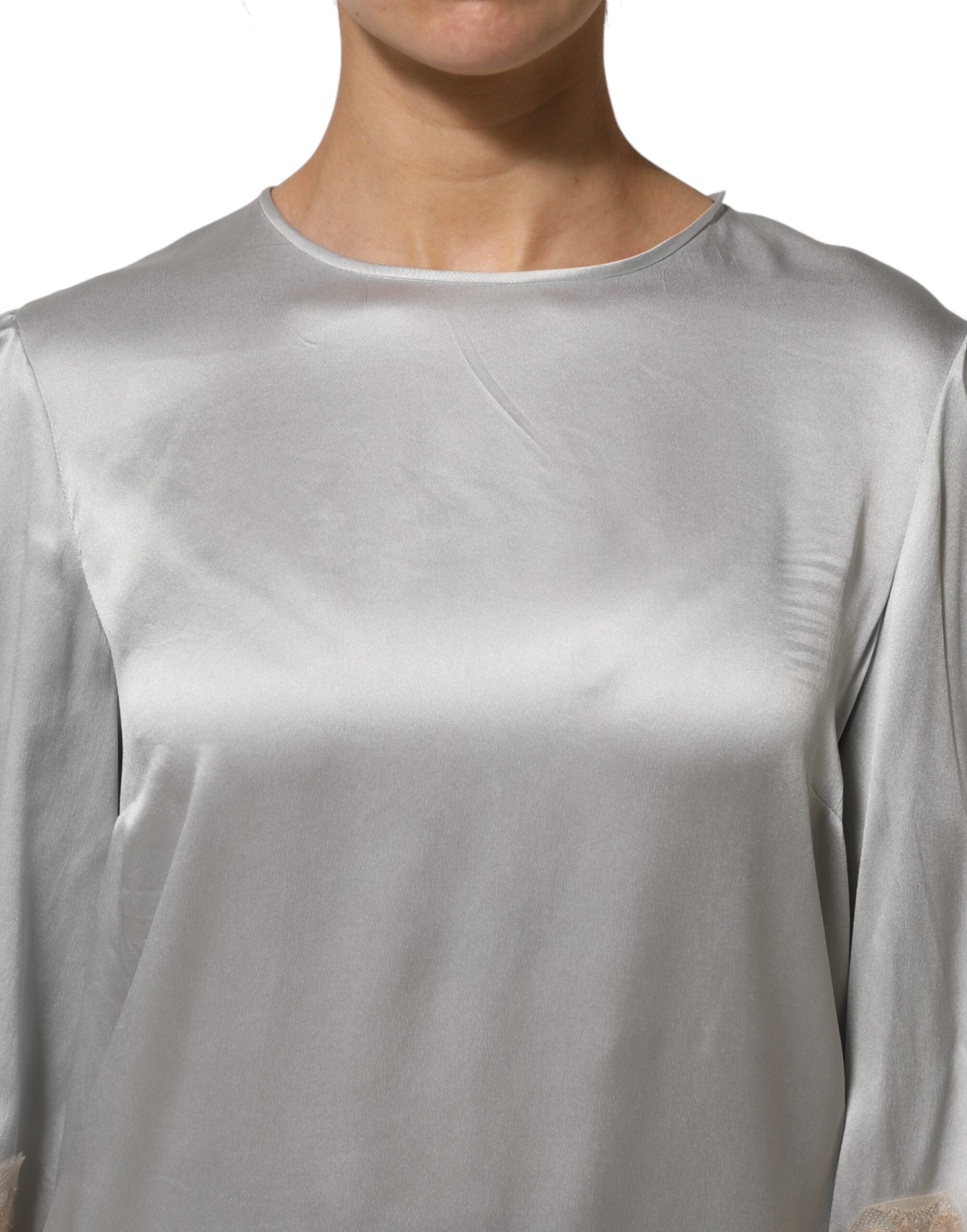 Top en soie gris satin avec dentelle florale à manches longues de Dolce & Gabbana, élégant et sophistiqué.
