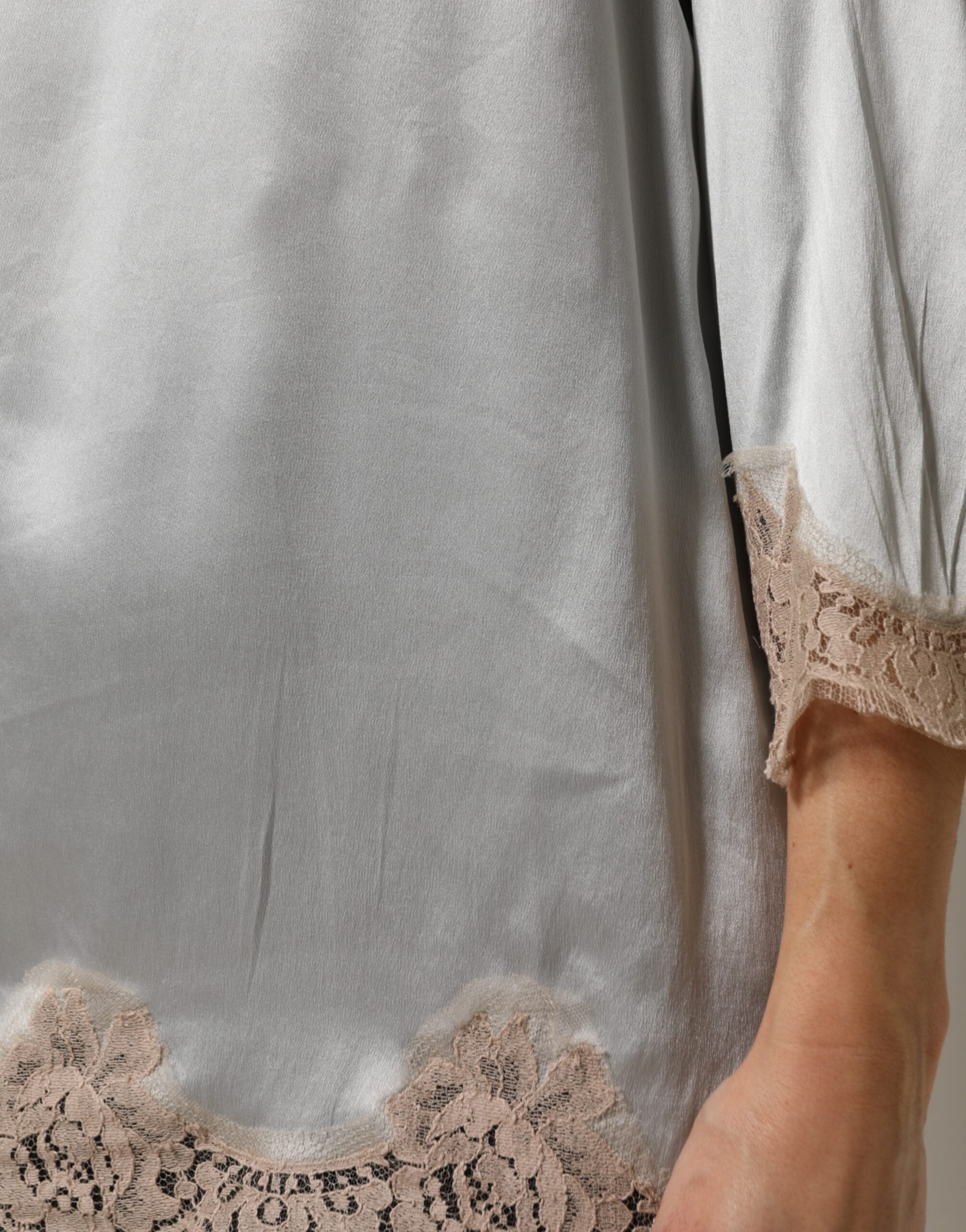 Top en soie et satin gris Dolce & Gabbana avec broderie florale à manches longues, élégance et luxe.