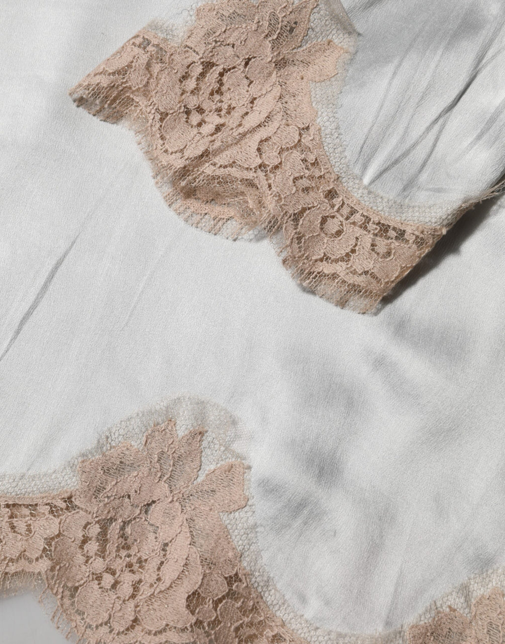 Haut en soie satin gris à fleurs en dentelle à manches longues de Dolce & Gabbana, élégant et sophistiqué.