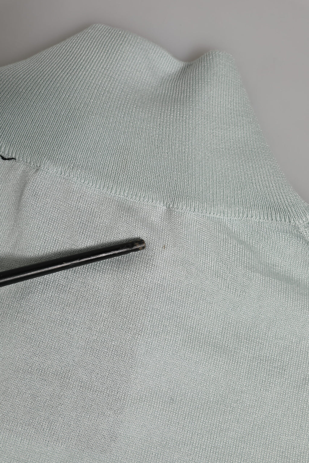 Pull Dolce & Gabbana gris à col roulé et manches 3/4, pull-over élégant en tissu doux, porté sur un mannequin.