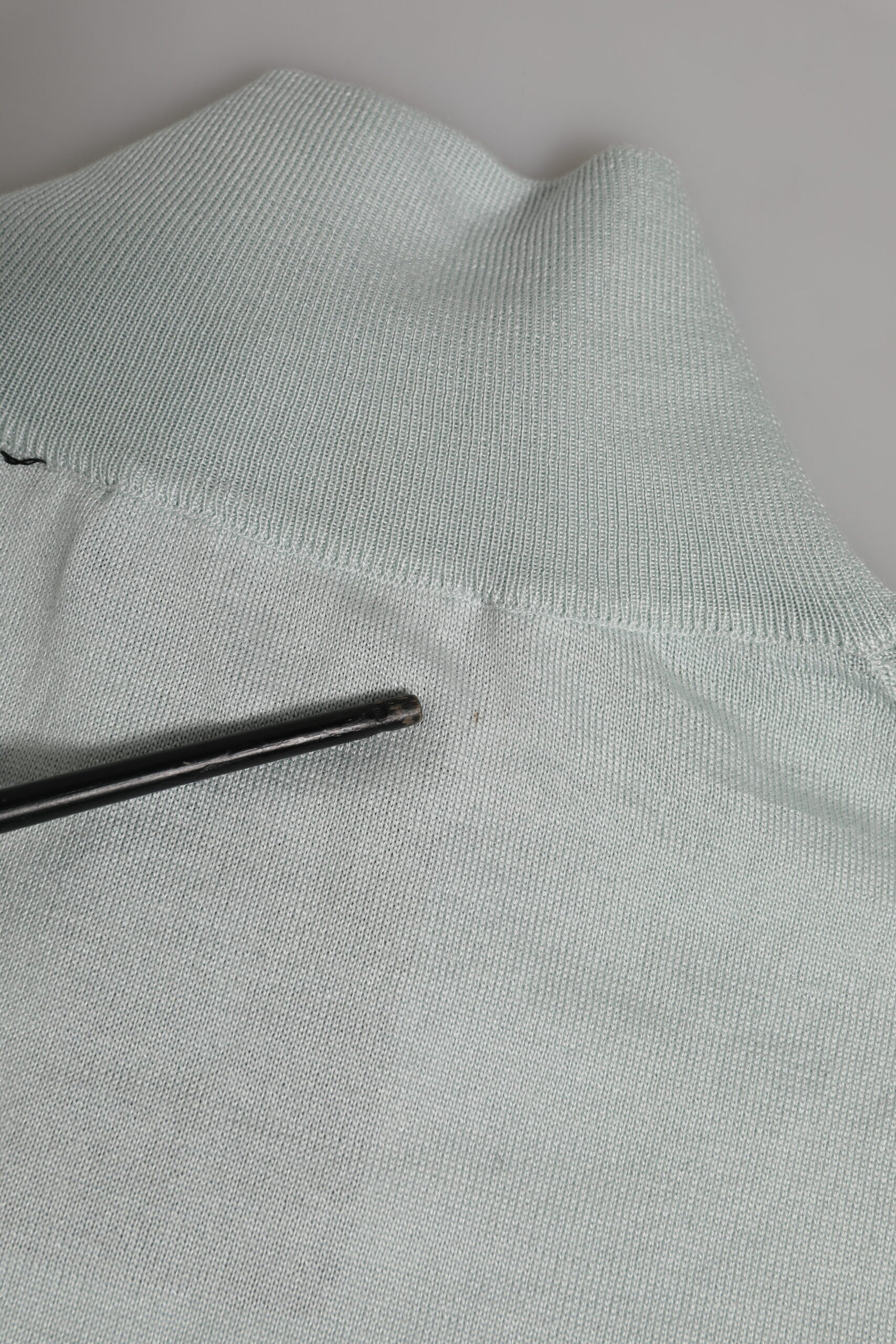 Pull Dolce & Gabbana gris à col roulé et manches 3/4, pull-over élégant en tissu doux, porté sur un mannequin.