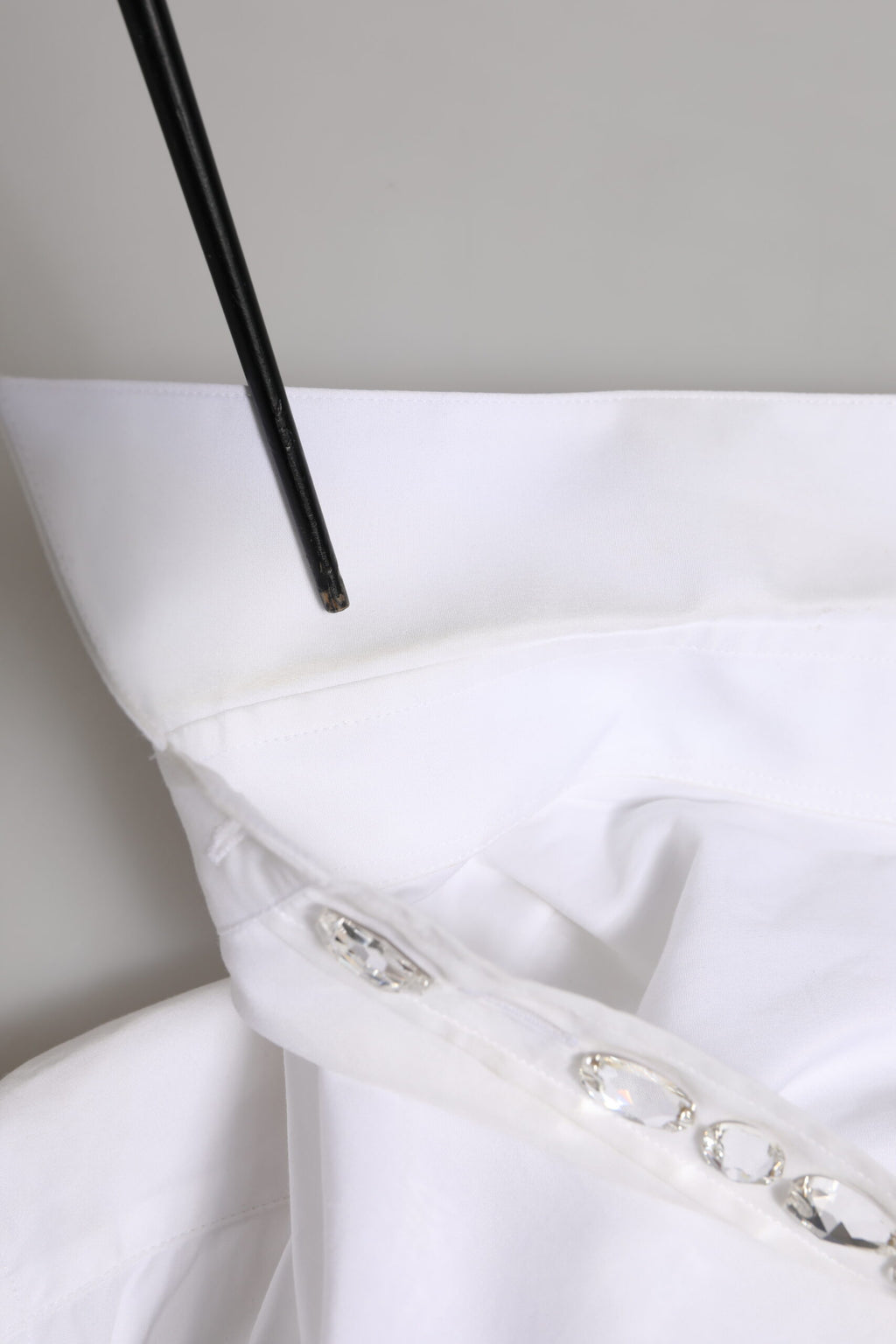 Chemise blanche Dolce & Gabbana avec embellissements en cristal, haut élégant en tissu léger.