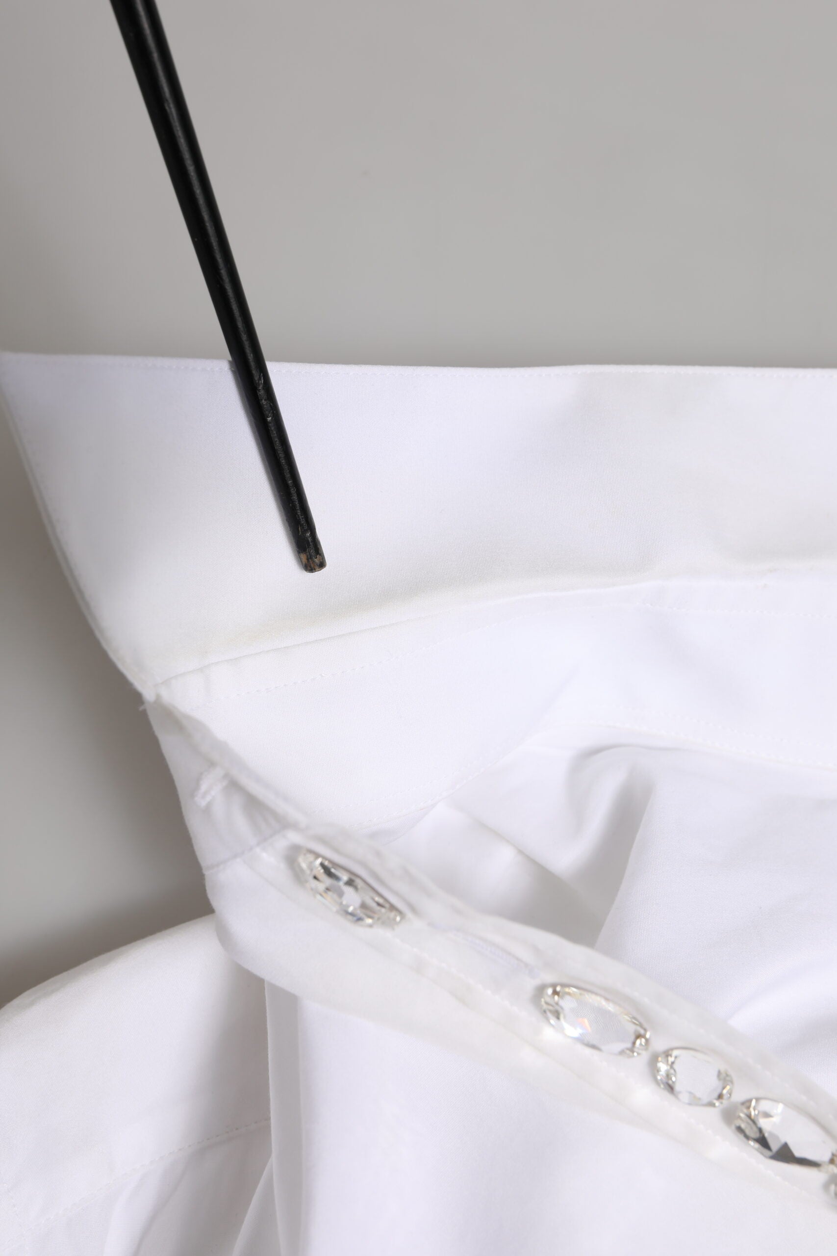 Chemise blanche Dolce & Gabbana avec embellissements en cristal, haut élégant en tissu léger.