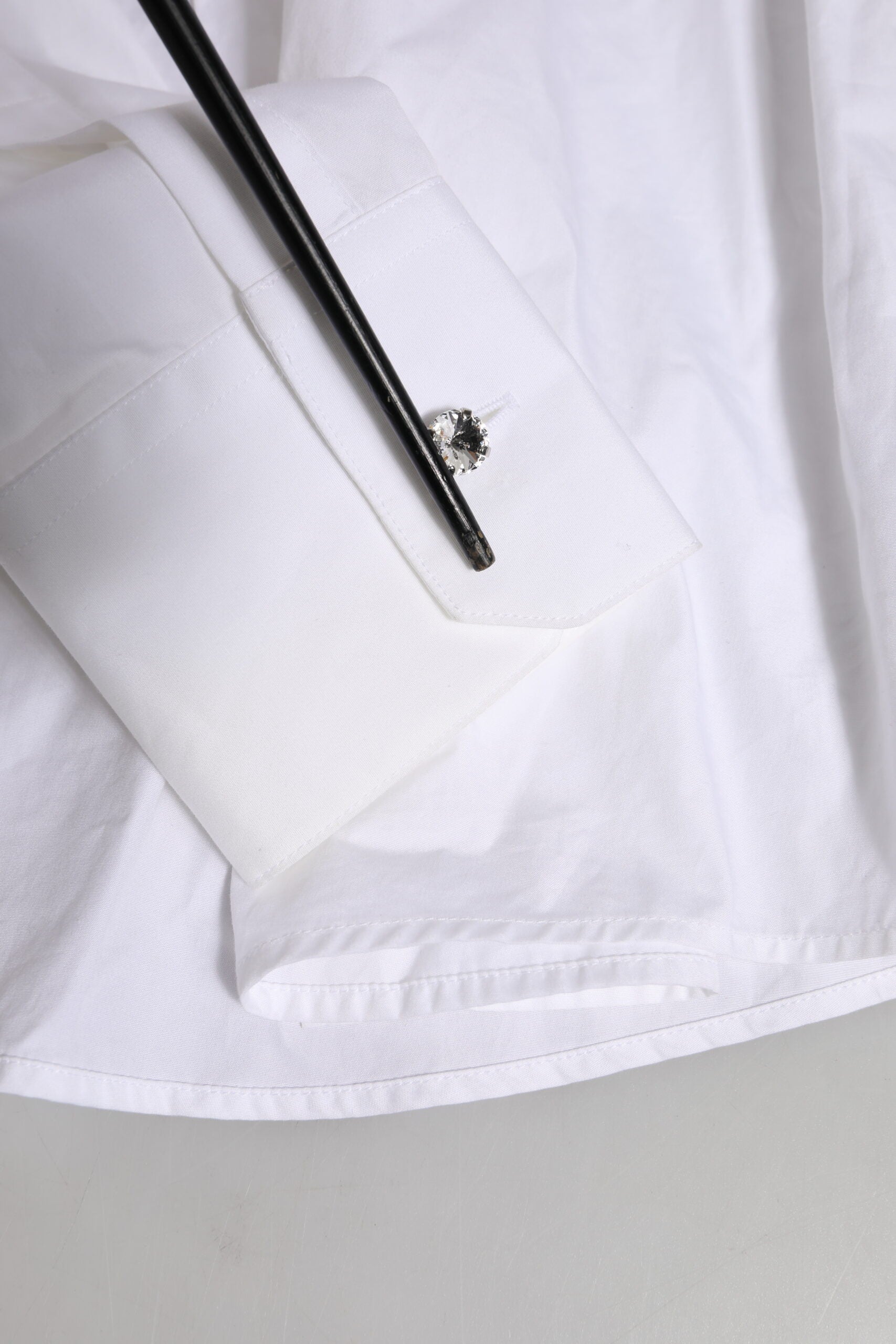Chemise blanche Dolce & Gabbana avec ornements en cristal, élégante haut en tissu léger et détails raffinés.