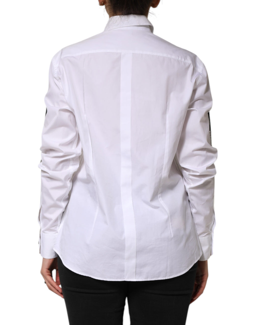 Chemise blanche Dolce & Gabbana à cristaux embellis, élégante haut de chemise avec détails brillants et sophistiqués.