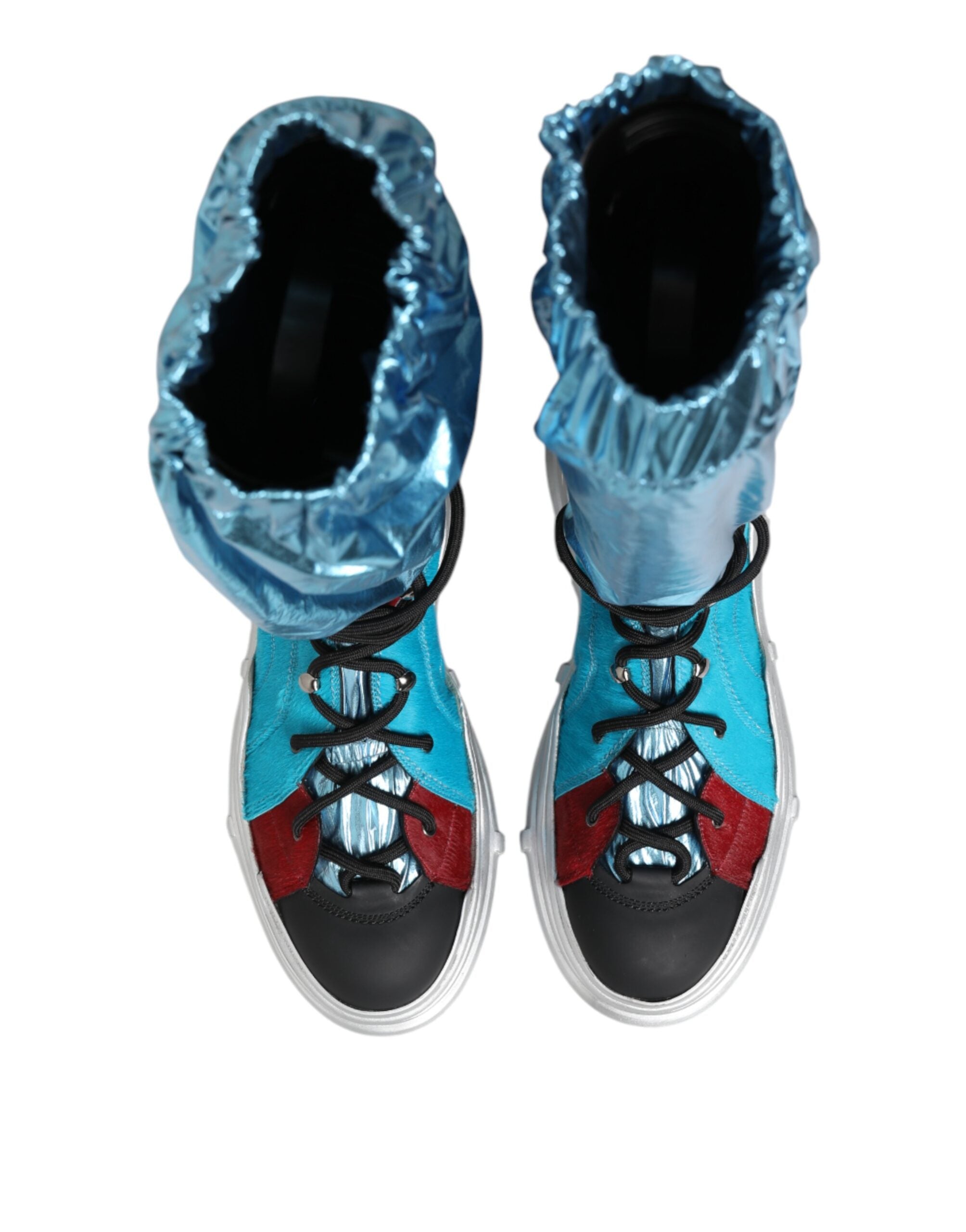 Chaussettes hautes en dentelle bleue Dolce & Gabbana pour hommes, associées à des bottes ou chaussures élégantes.
