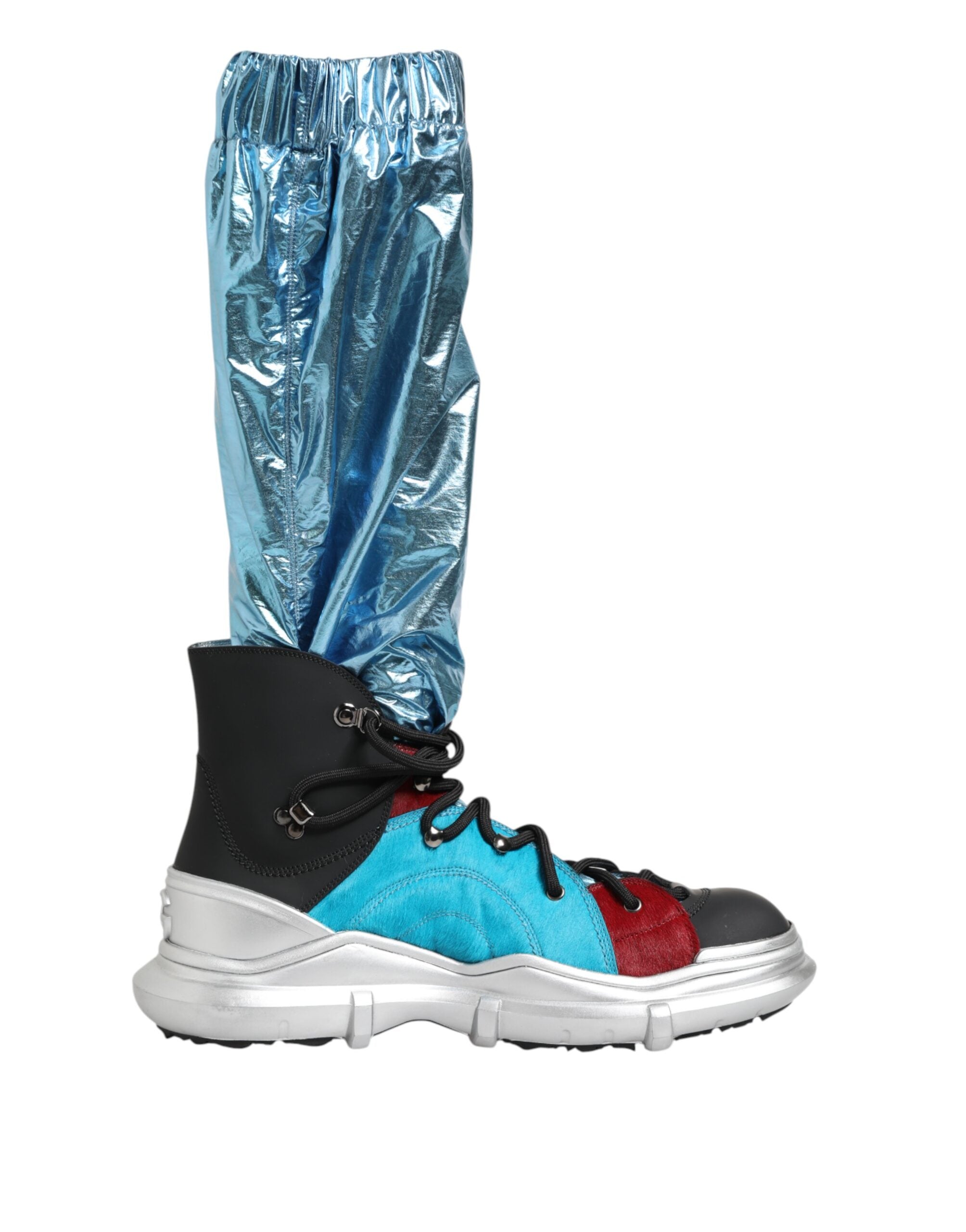Chaussettes hautes en dentelle bleue Dolce & Gabbana portées avec des bottines pour hommes, en gros plan.