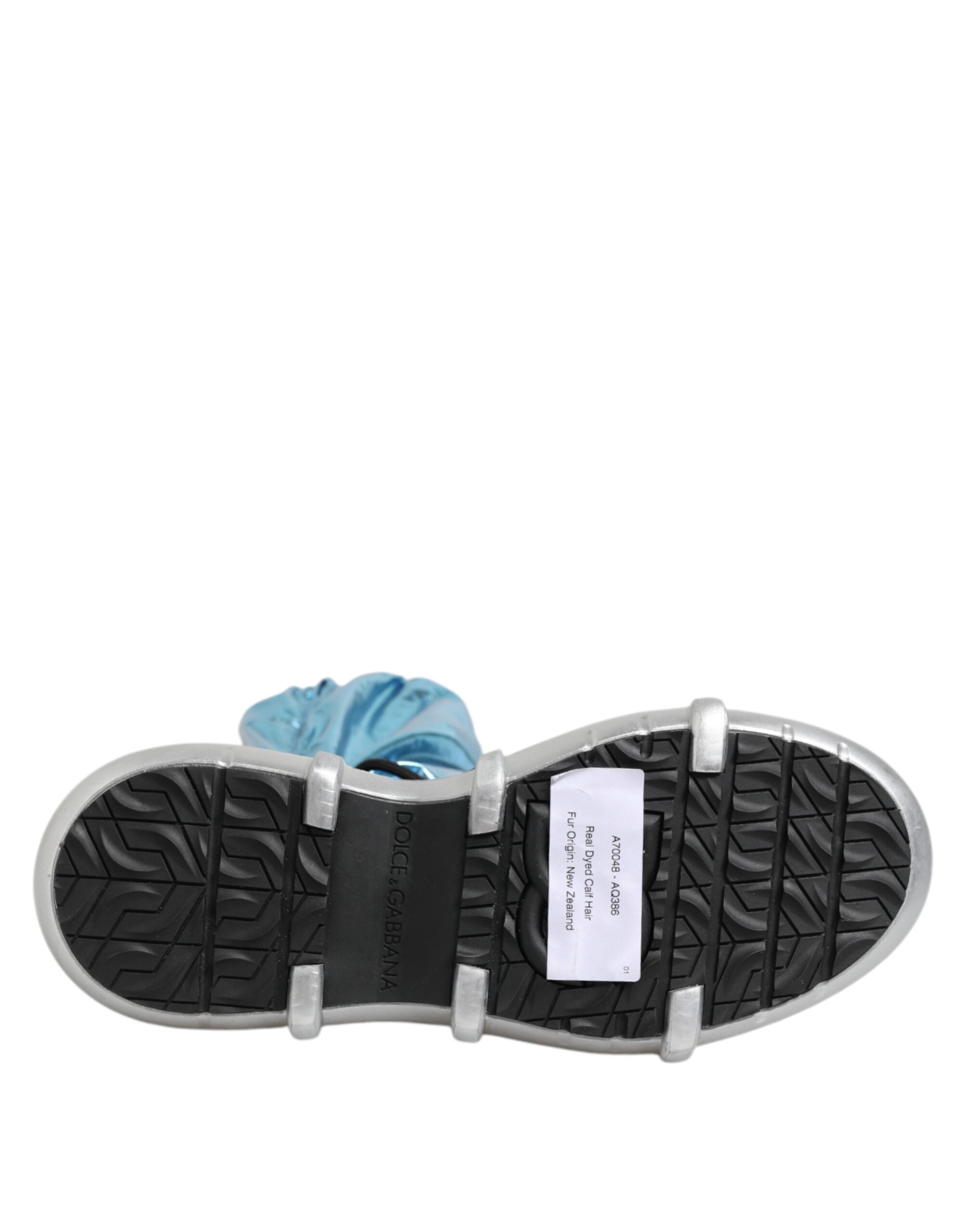 Chaussettes hautes en dentelle bleue Dolce & Gabbana pour hommes, associées à des bottes élégantes et modernes.