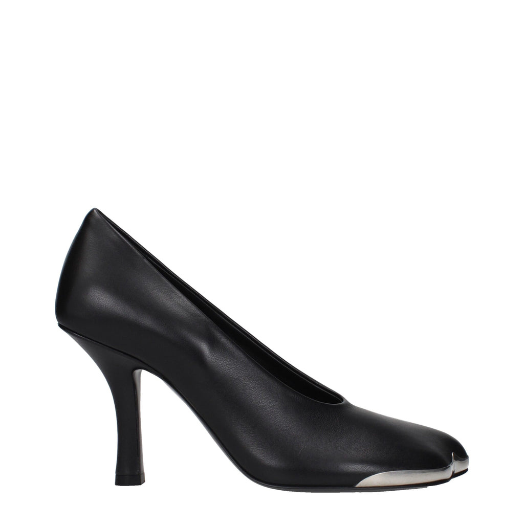 Escarpins noirs en cuir de marque Burberry, talons hauts élégants et design sophistiqué, visibles dans l'image.