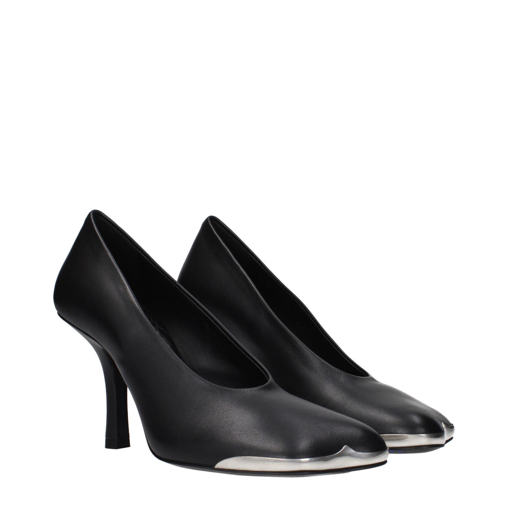 Escarpins en cuir noir Burberry à talons hauts avec bride élégante, visibles sur l'image.