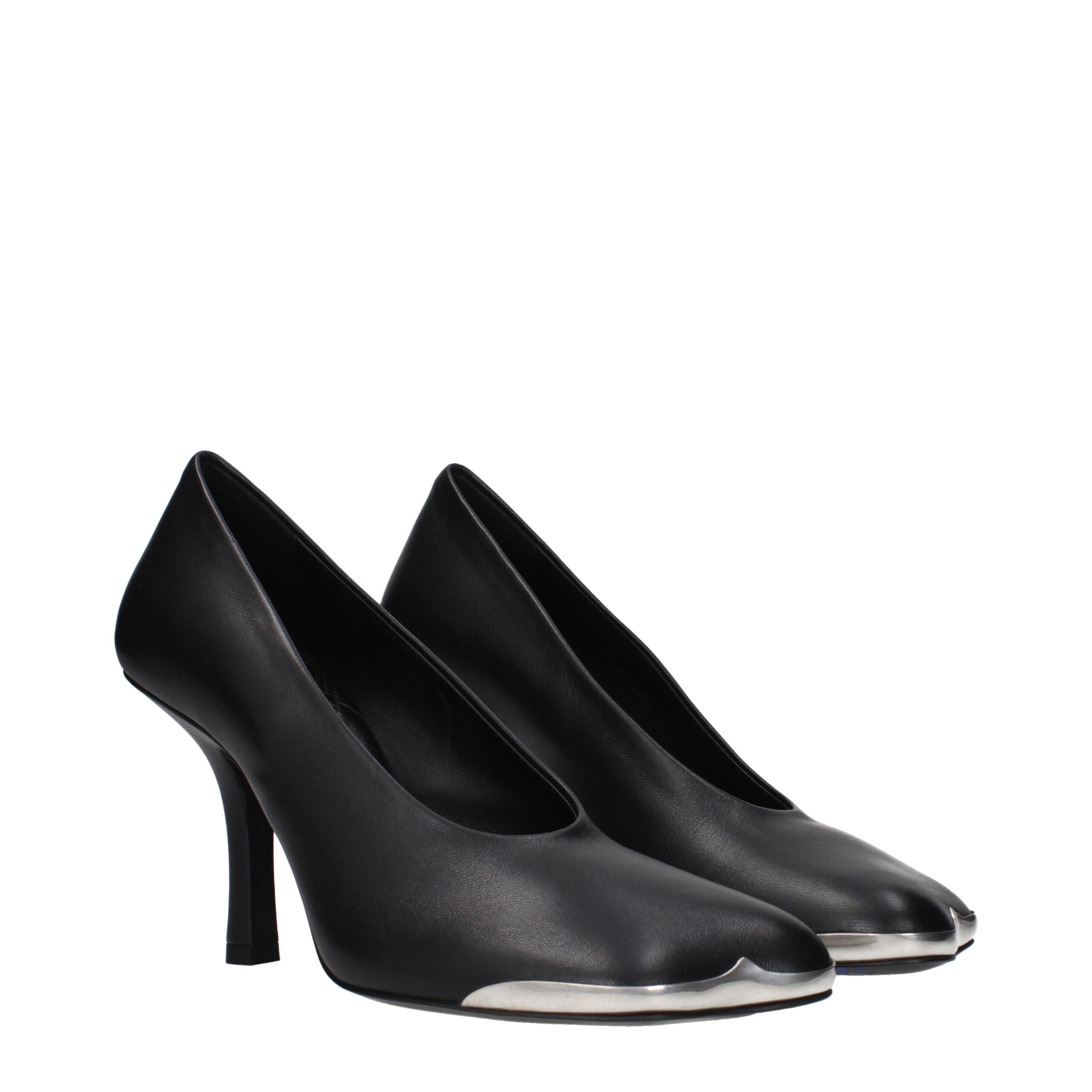 Escarpins en cuir noir Burberry à talons hauts avec bride élégante, visibles sur l'image.