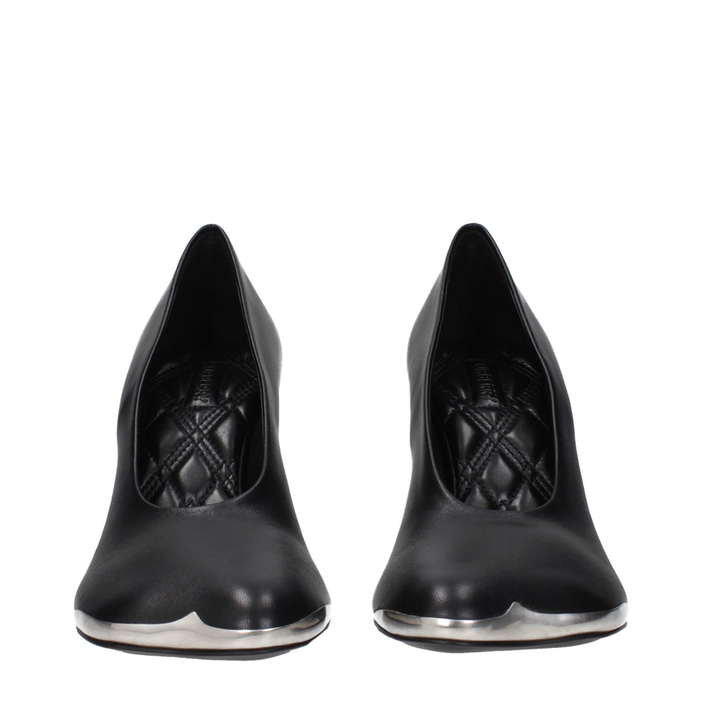 Chaussures escarpins en cuir noir de Burberry, talons hauts élégants et finition raffinée, vues de face.