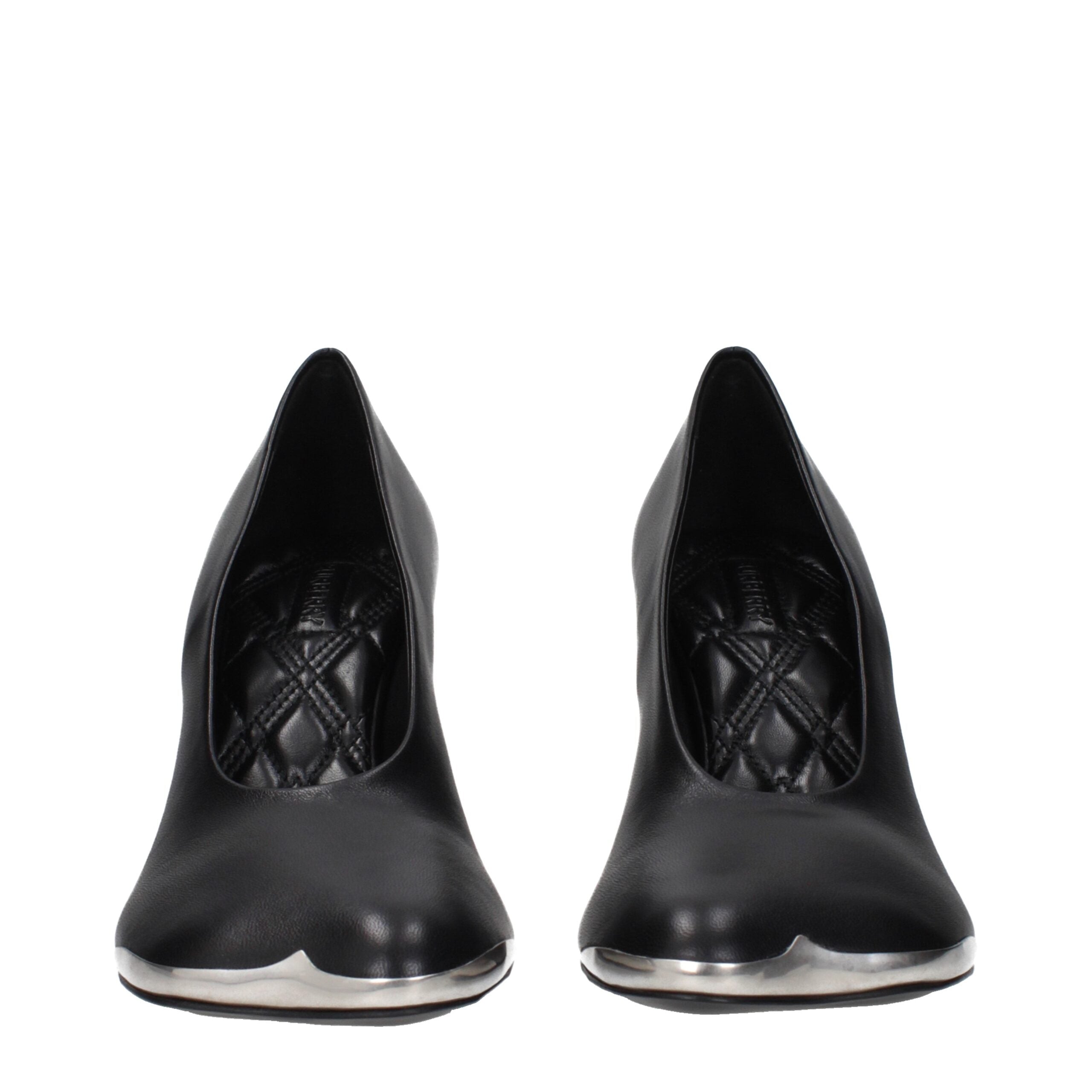 Chaussures escarpins en cuir noir de Burberry, talons hauts élégants et finition raffinée, vues de face.