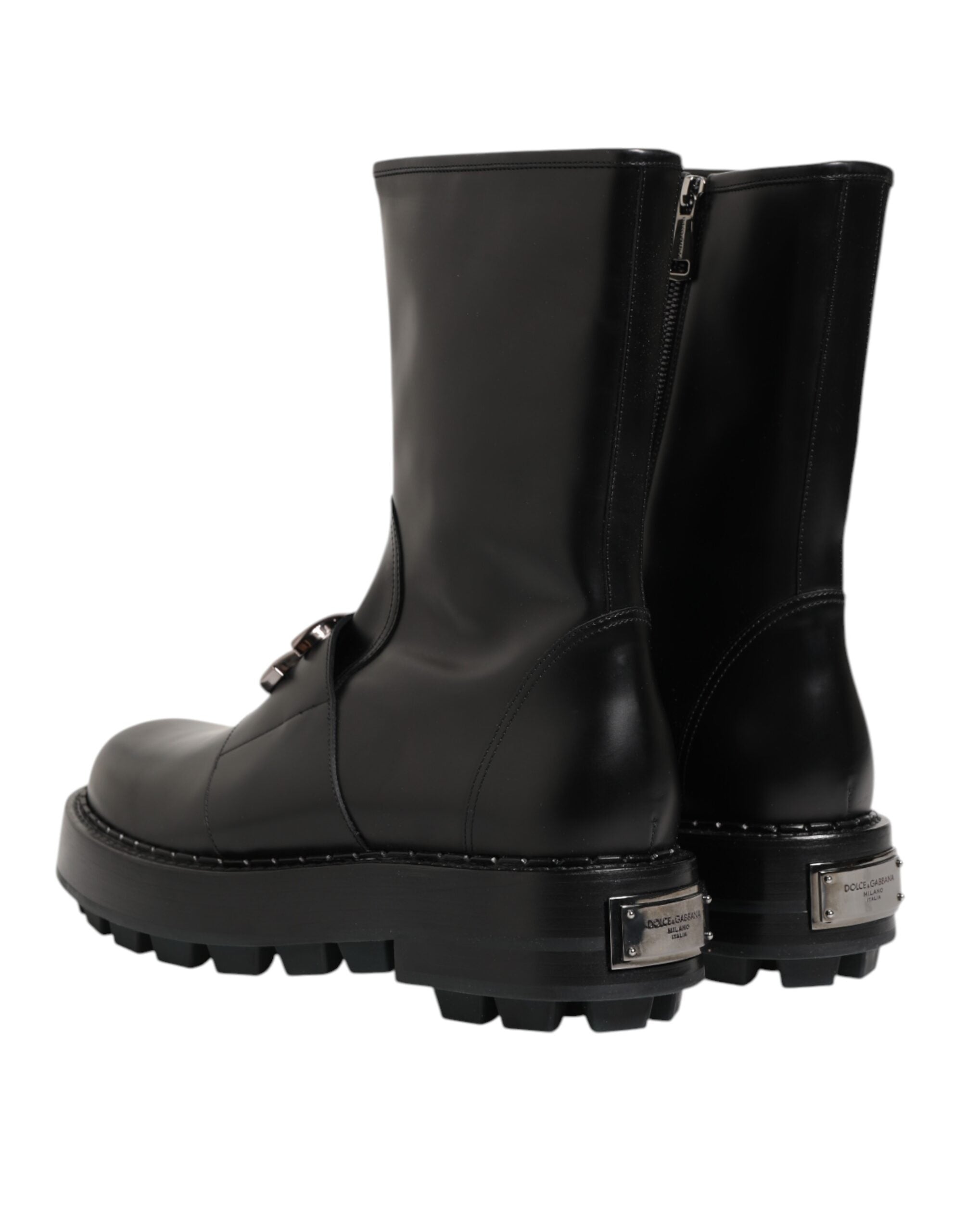 Bottes biker Dolce & Gabbana noires avec plaque logo, mi-mollet, en cuir, style robuste et élégant.