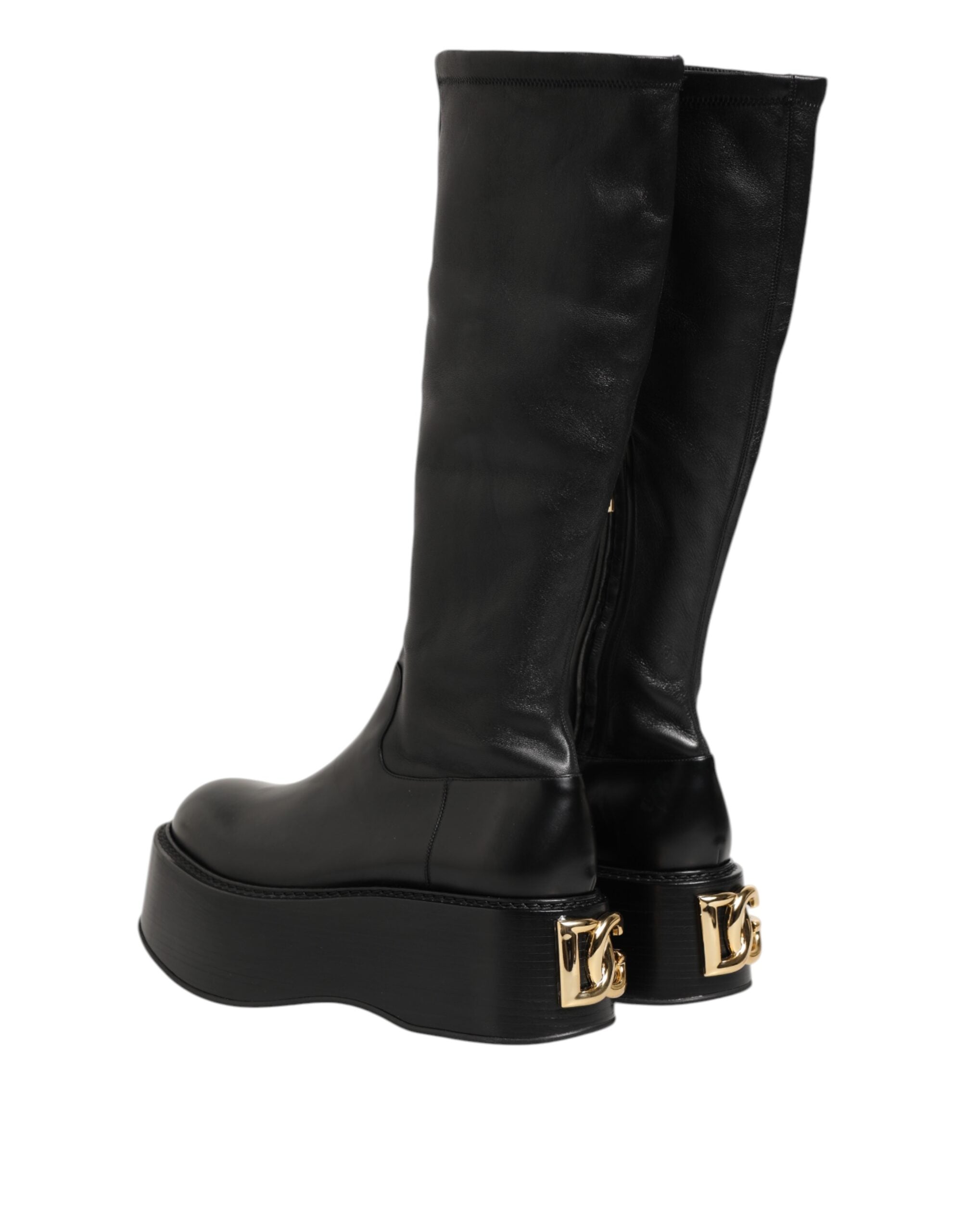 Bottes Dolce & Gabbana noires avec plaque logo oversize, sur le mollet, en cuir élégant et tendance.