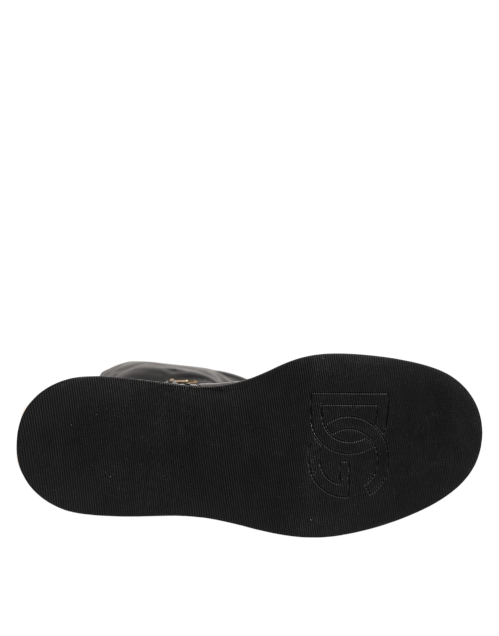 Bottes Dolce & Gabbana noires avec plaque logo sur le mollet, chaussures élégantes et modernes.