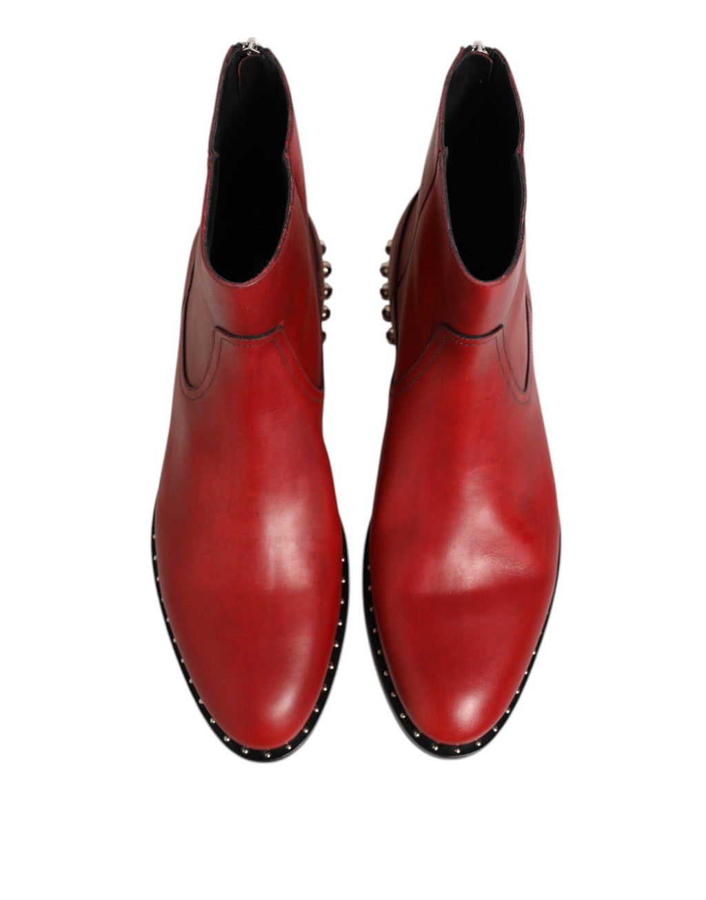 Bottes Chelsea rouges Dolce & Gabbana à clous, chaussures courtes à la cheville avec détails métalliques et style élégant.