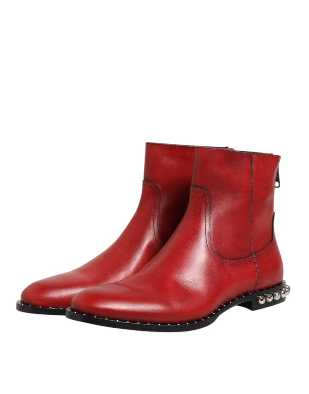 Bottes Chelsea courtes rouges Dolce & Gabbana à clous, style élégant et tendance pour femmes.