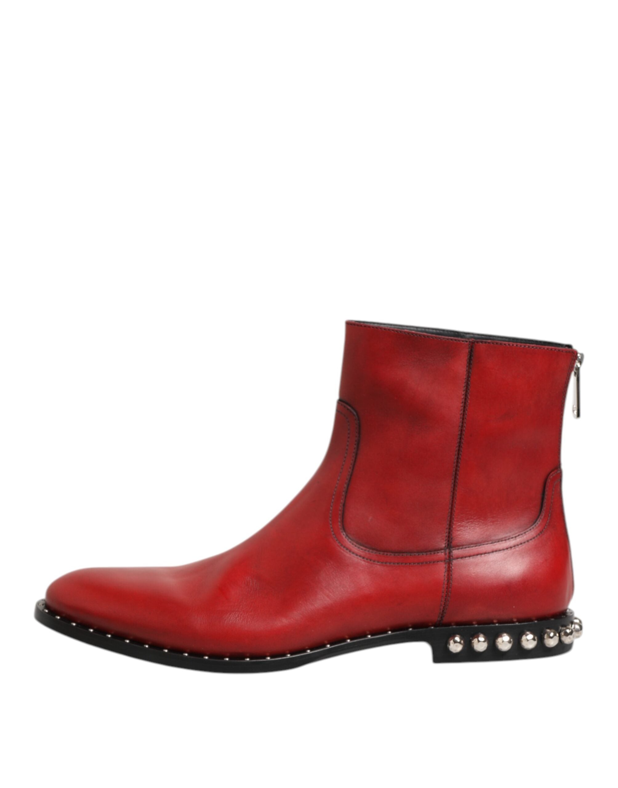 Bottes Chelsea courtes rouges Dolce & Gabbana avec clous, style élégant et moderne, en cuir avec semelle en caoutchouc.