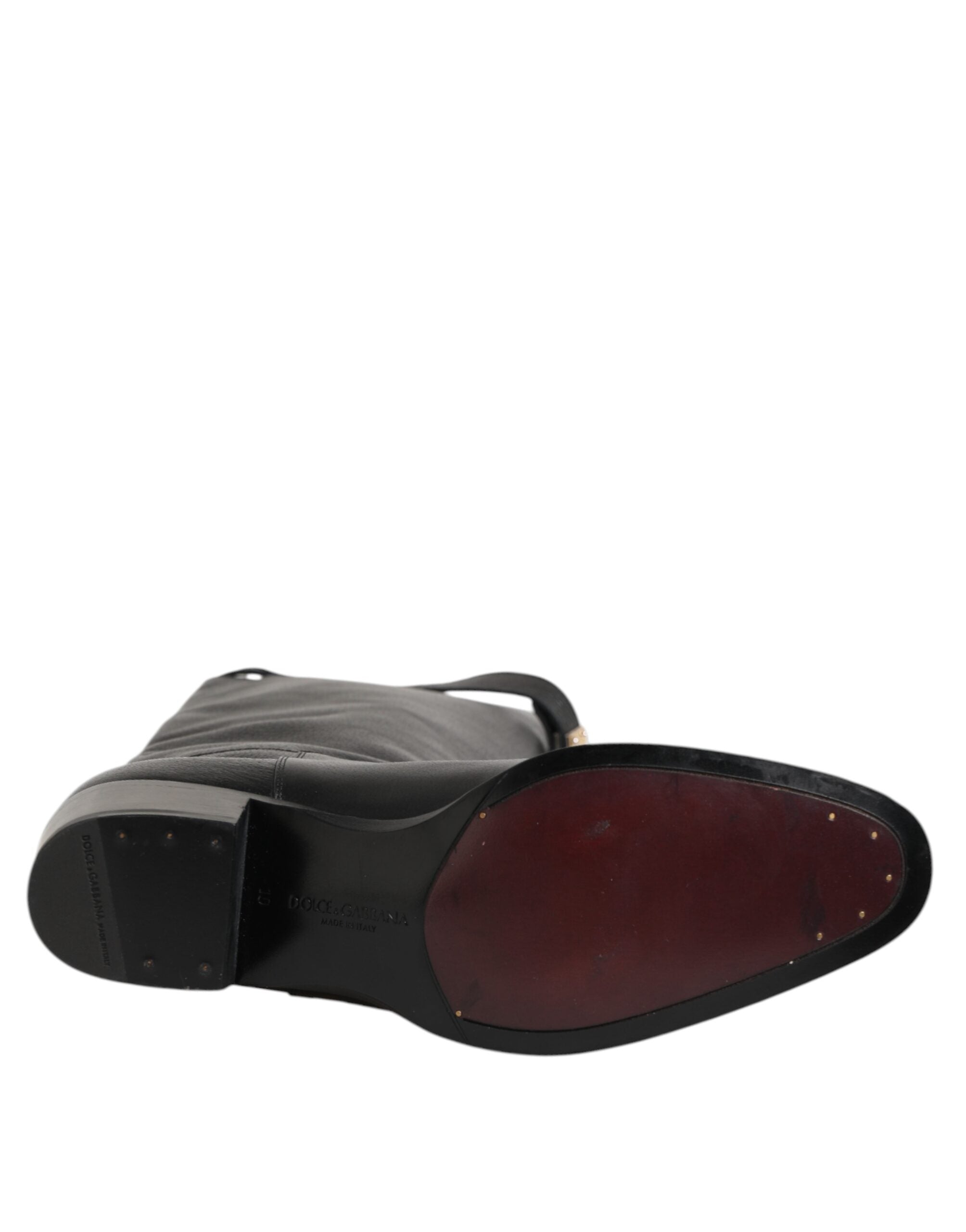 Bottes Dolce & Gabbana noires avec plaque logo sur le mollet, chaussures élégantes en cuir noir.