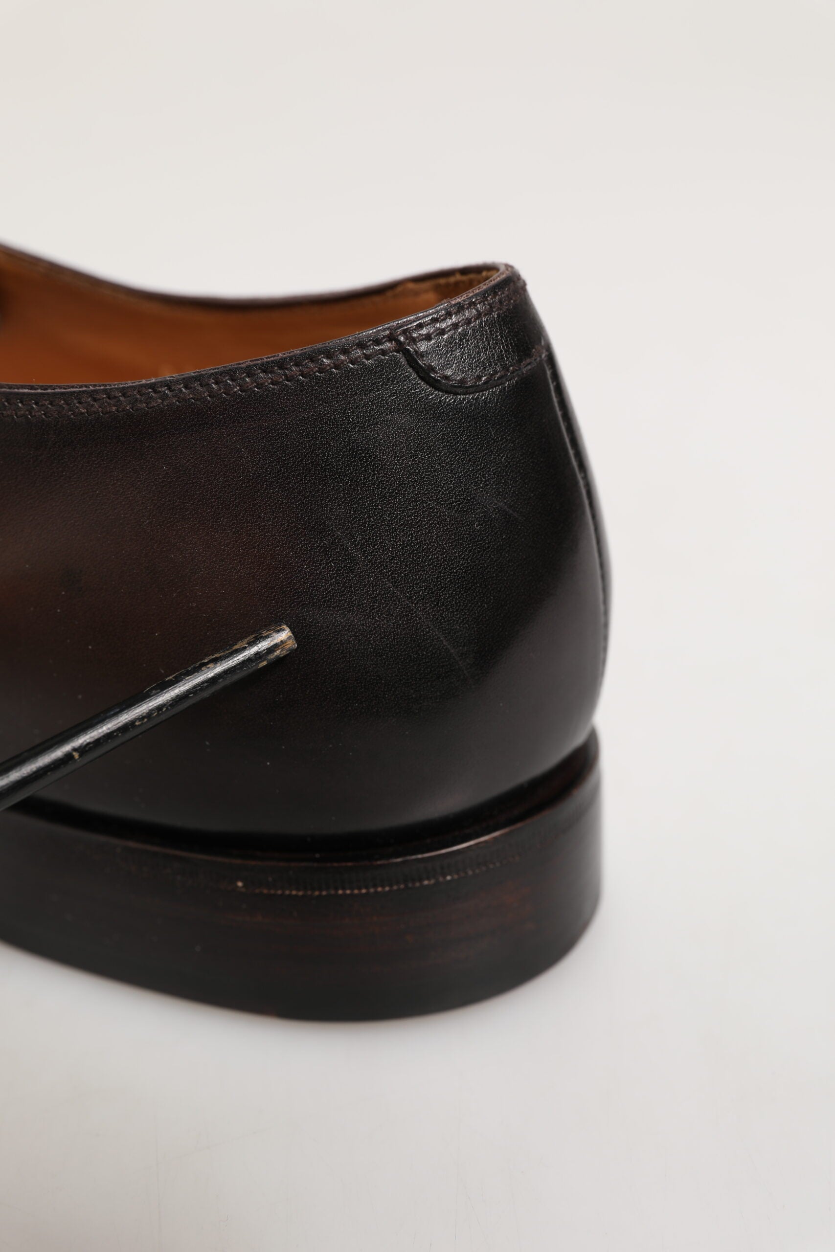 Chaussures Derby en cuir marron Dolce & Gabbana pour homme avec lacets, style élégant et classique.