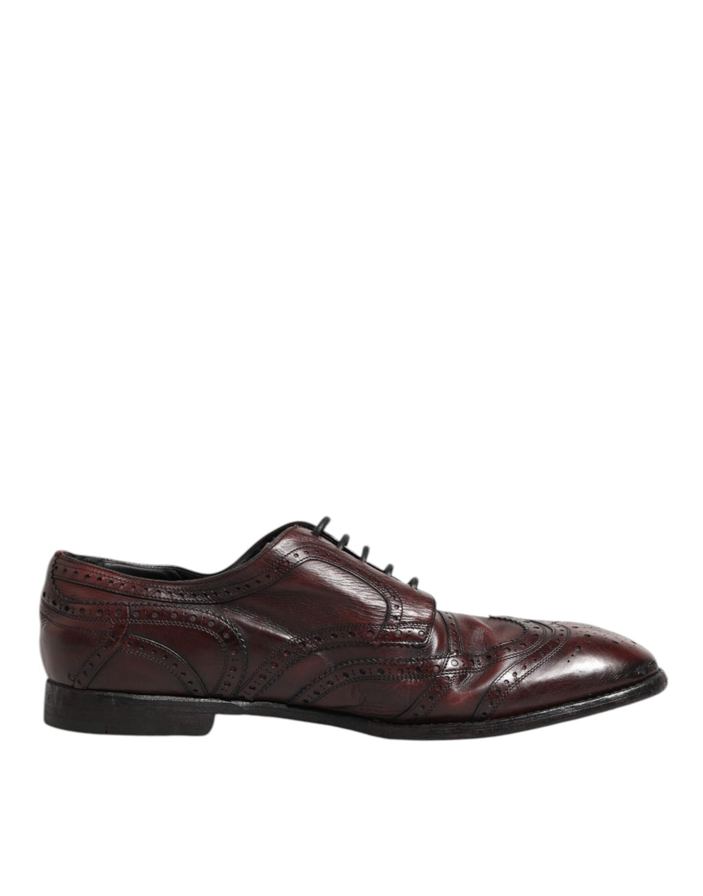 Chaussures derby en cuir bordeaux Dolce & Gabbana avec lacets, élégantes et sophistiquées, vues de face sur fond blanc.