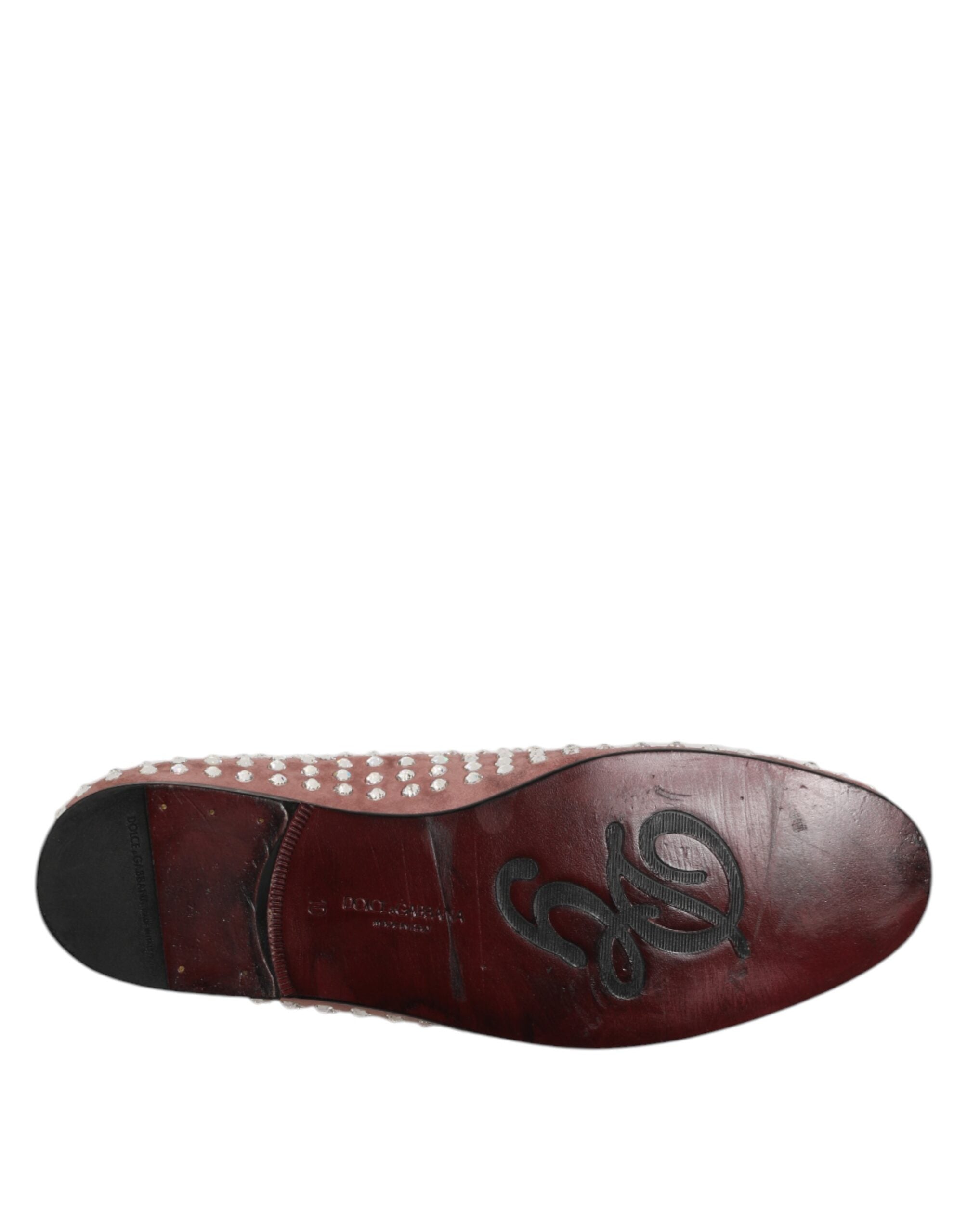 Chaussures habillées pour homme Dolce & Gabbana, loafers en daim rose avec cristaux, style élégant et sophistiqué.