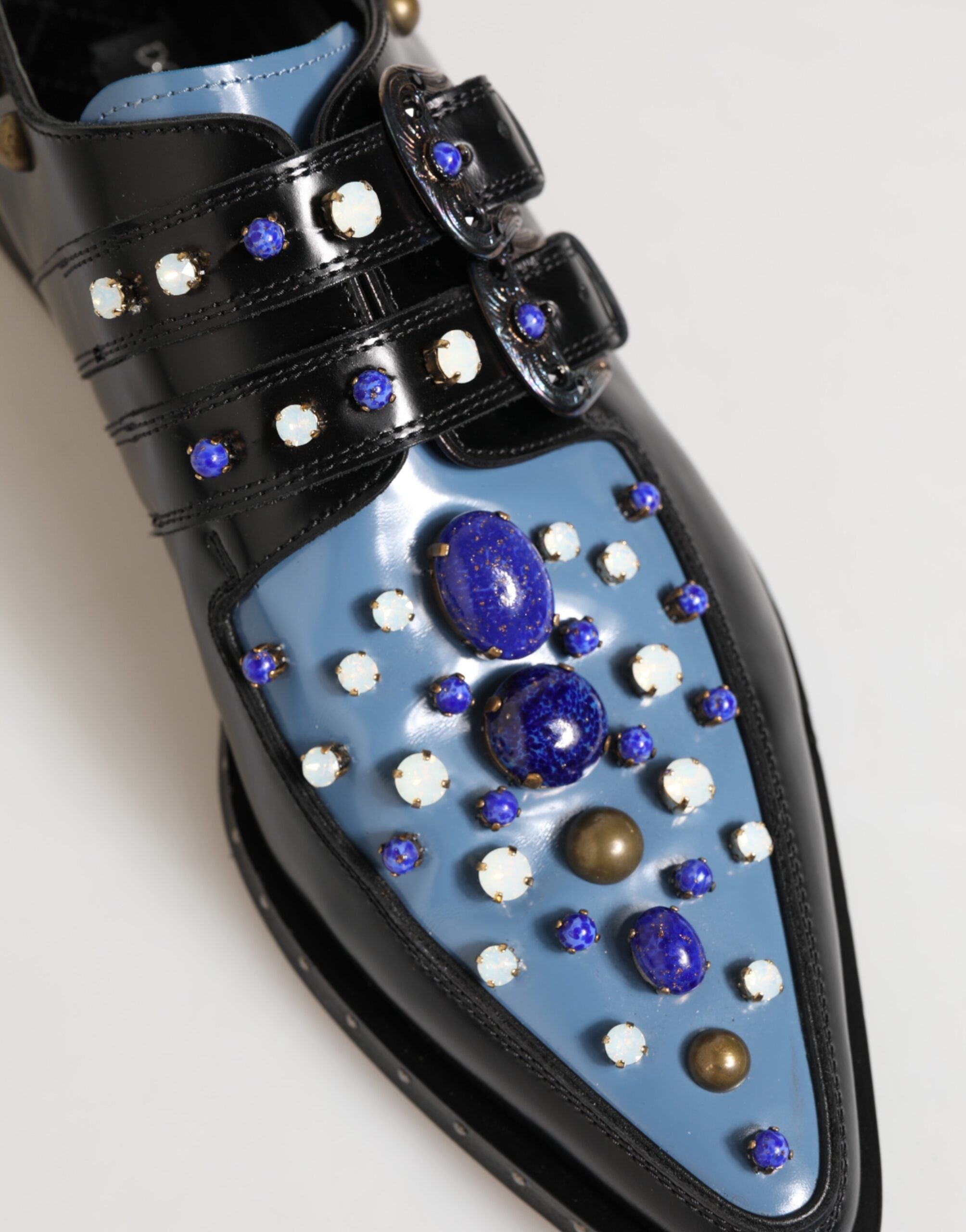 Chaussures habillées Dolce & Gabbana Monkstrap noires et bleues, ornées de embellissements élégants, vues en gros plan.