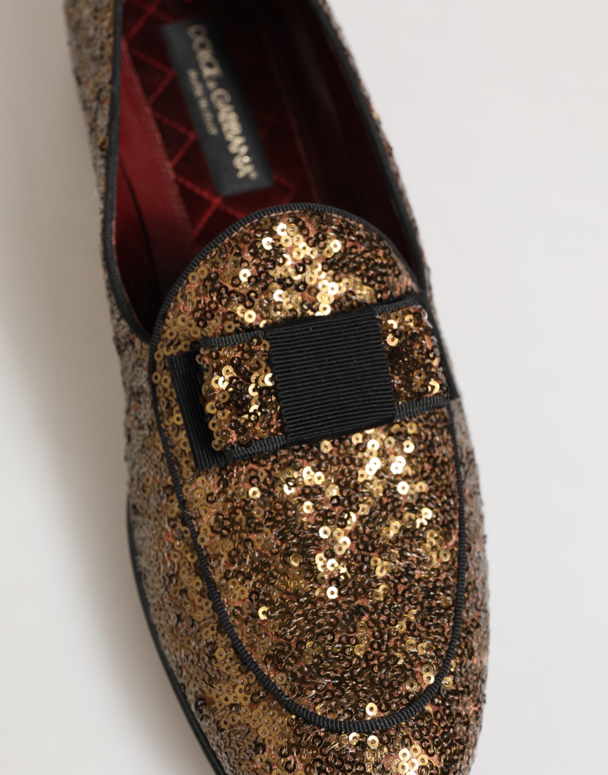Mocassins Dolce & Gabbana pour homme en sequins dorés, chaussures habillées slip-on avec finition élégante.