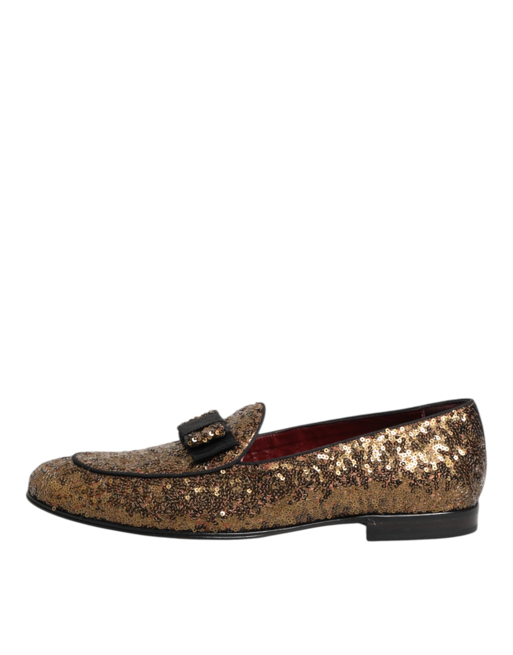 Chaussures homme Dolce & Gabbana loafers en satin or avec sequins, slip-on élégants pour occasion formelle.