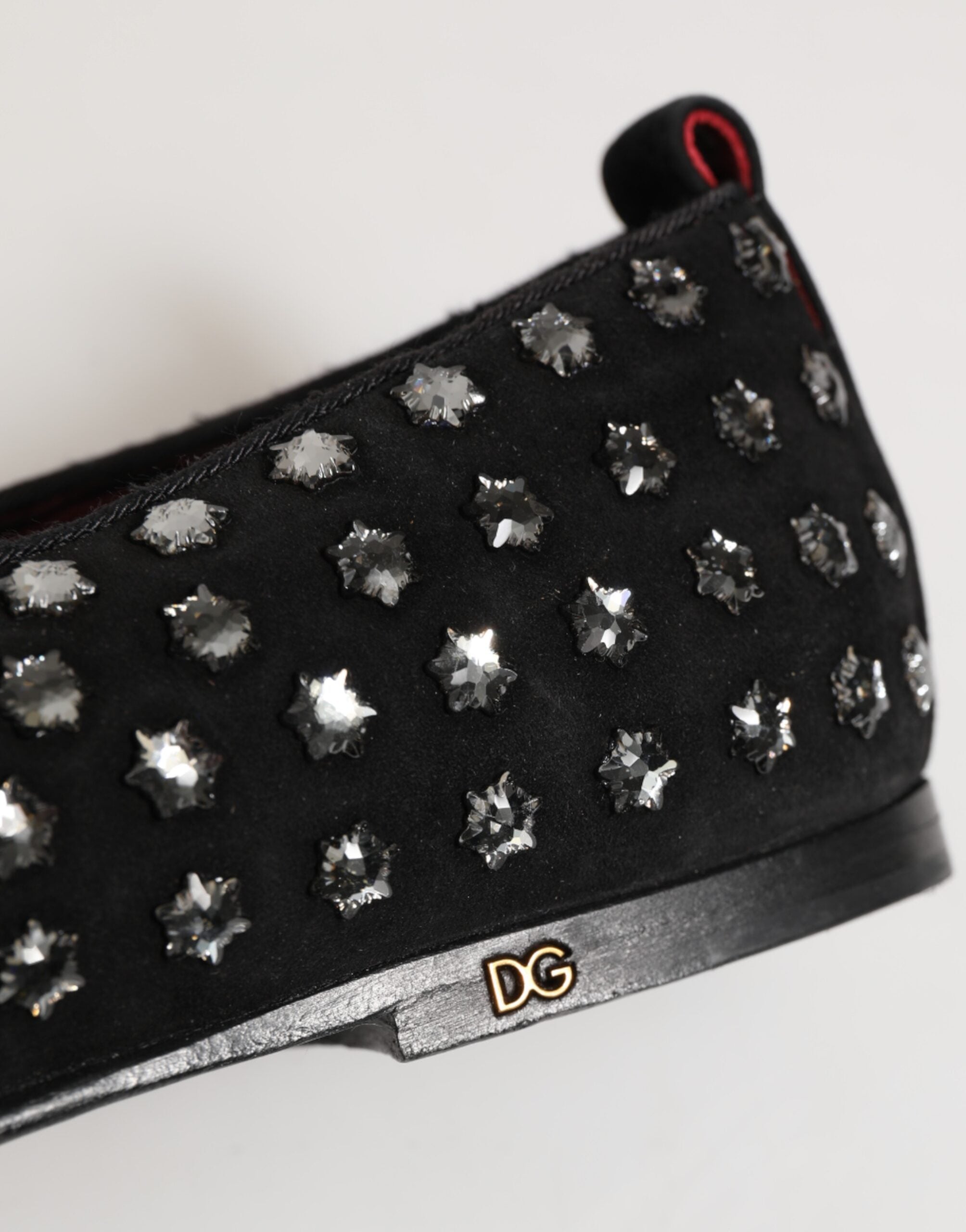 Mocassins noirs Dolce & Gabbana ornés de cristaux, chaussures de ville élégantes en cuir avec détails brillants et sophistiqués.