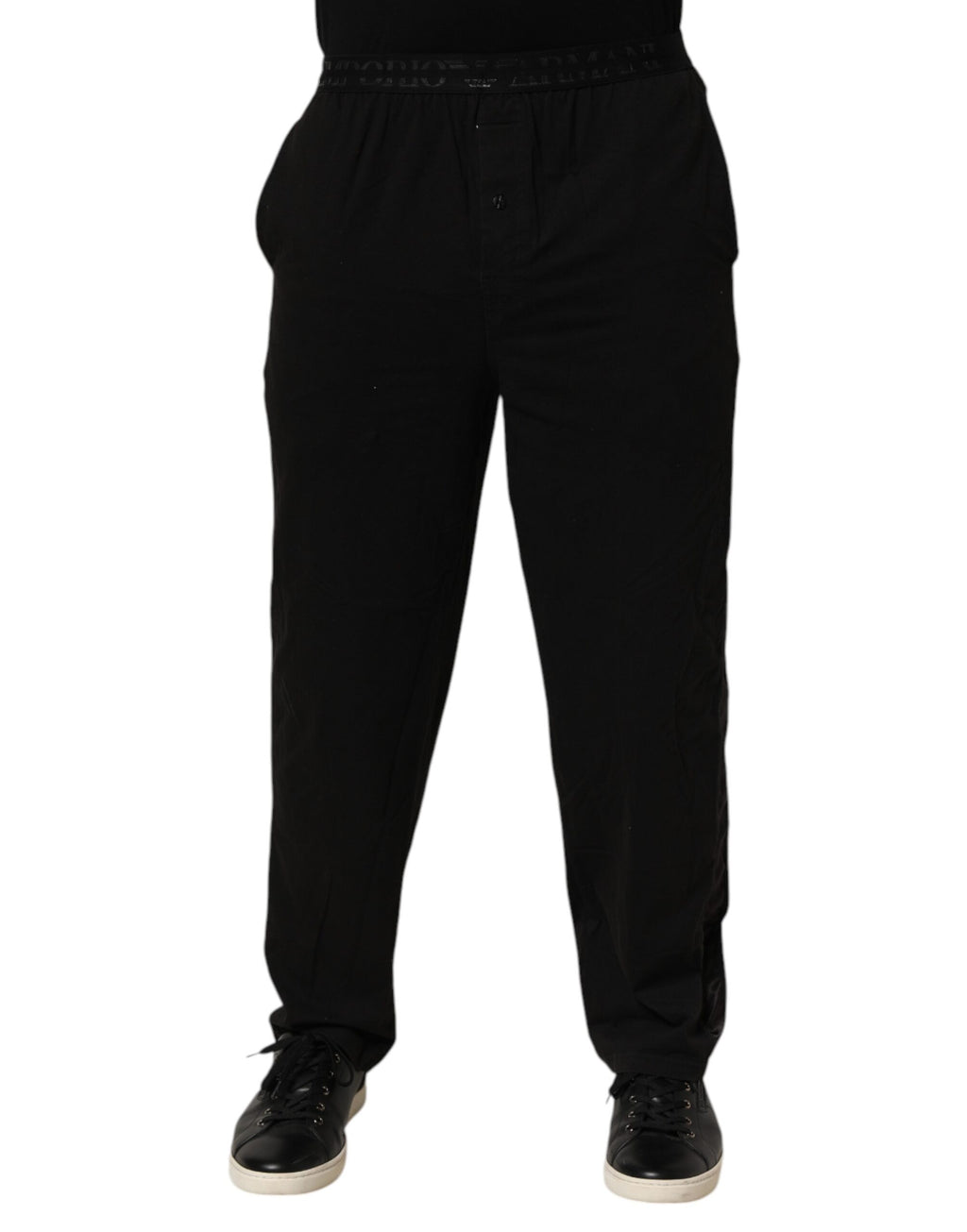 Pantalon homme Emporio Armani en coton mélangé noir avec logo sur la ceinture, style décontracté et élégant.