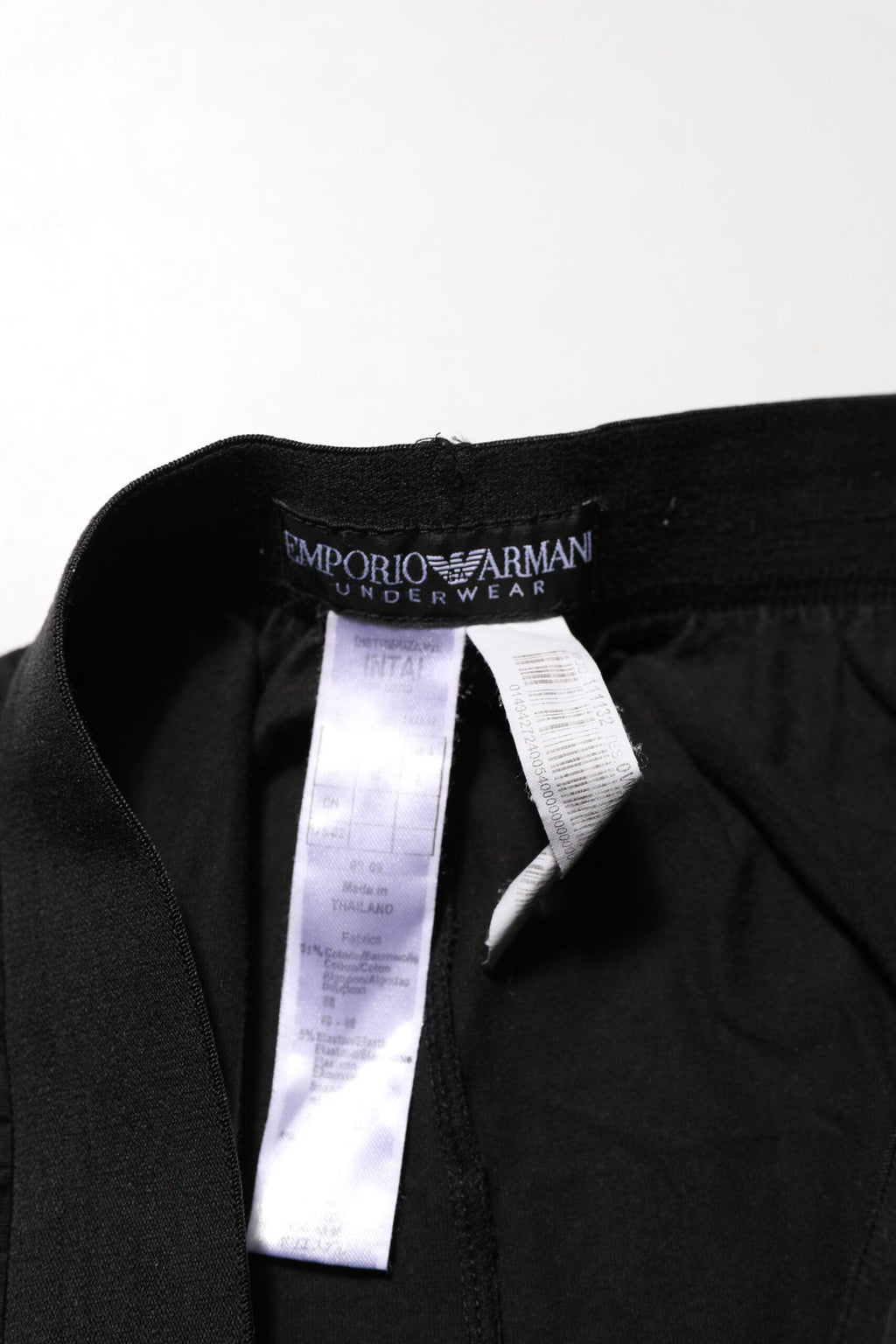 Pantalon homme Emporio Armani en coton mélangé noir avec logo sur la ceinture, coupe classique et élégante.