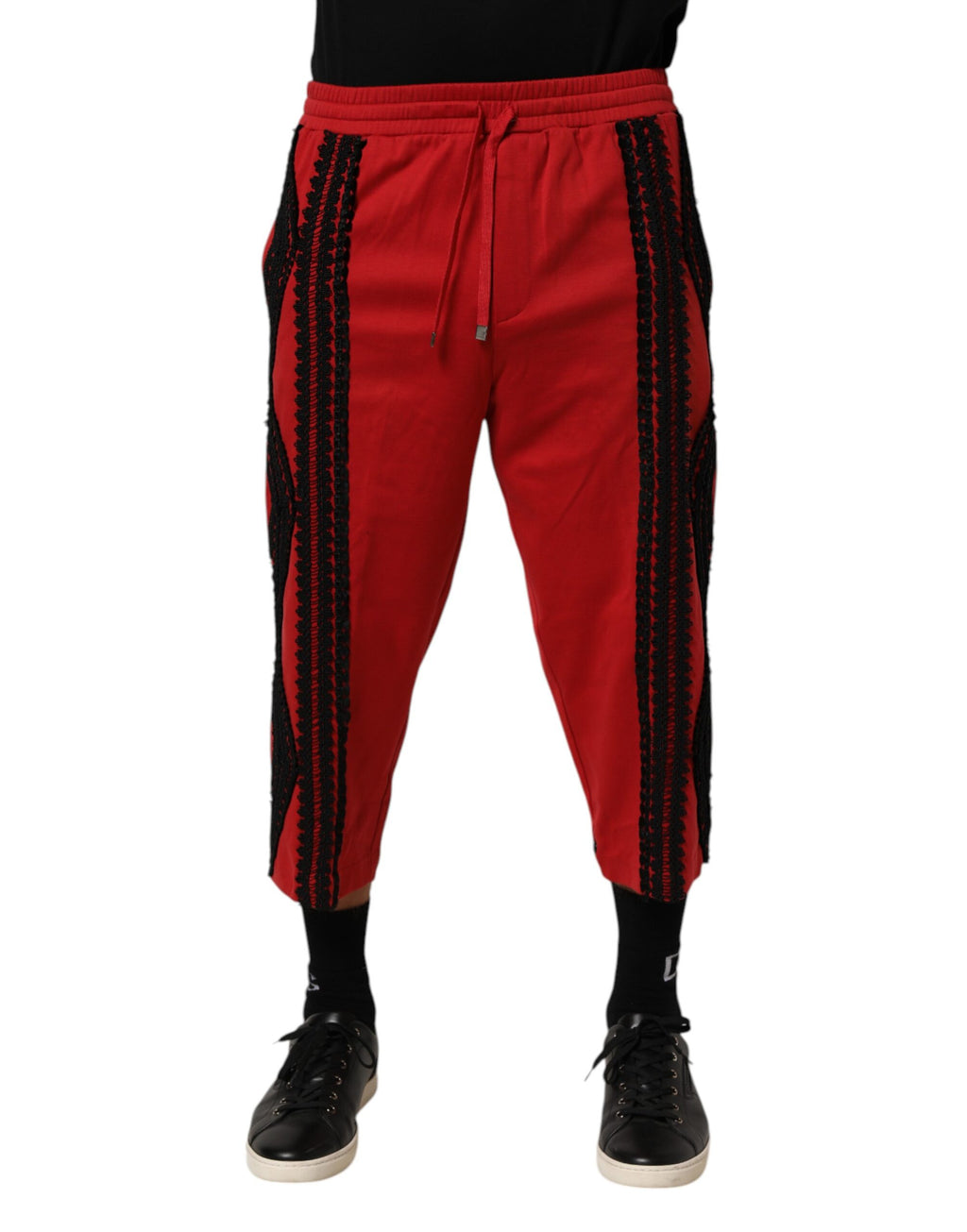 Pantalons décontractés courts Dolce & Gabbana rouge brodés avec détails élégants, mode chic et confortable.