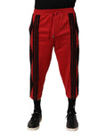 Pantalon court décontracté rouge Dolce & Gabbana avec broderies, tissu léger et coupe tendance visible sur l'image.