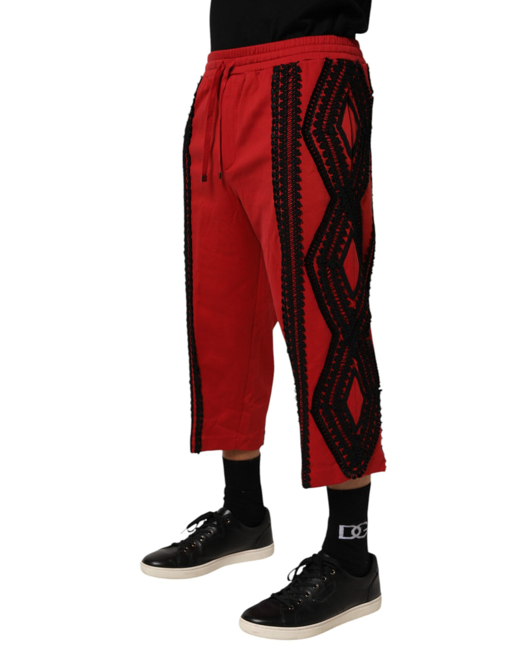 Pantalon court décontracté rouge Dolce & Gabbana avec broderies détaillées et coupe tendance, vue de face.