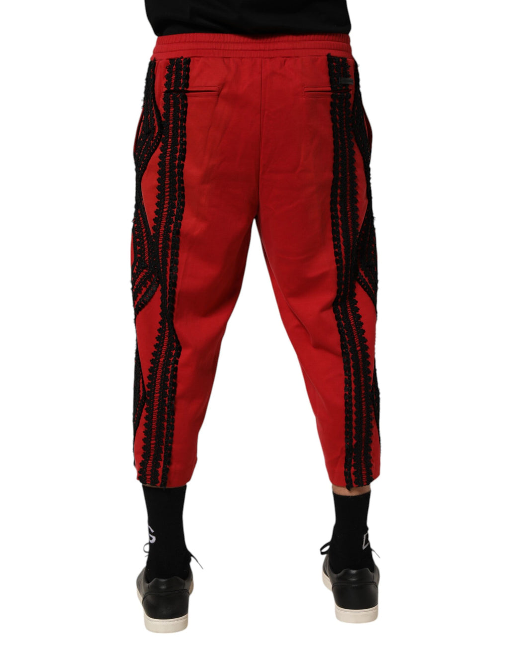 Pantalon décontracté rouge Dolce & Gabbana avec broderies, coupe courte et style casual, en coton léger.