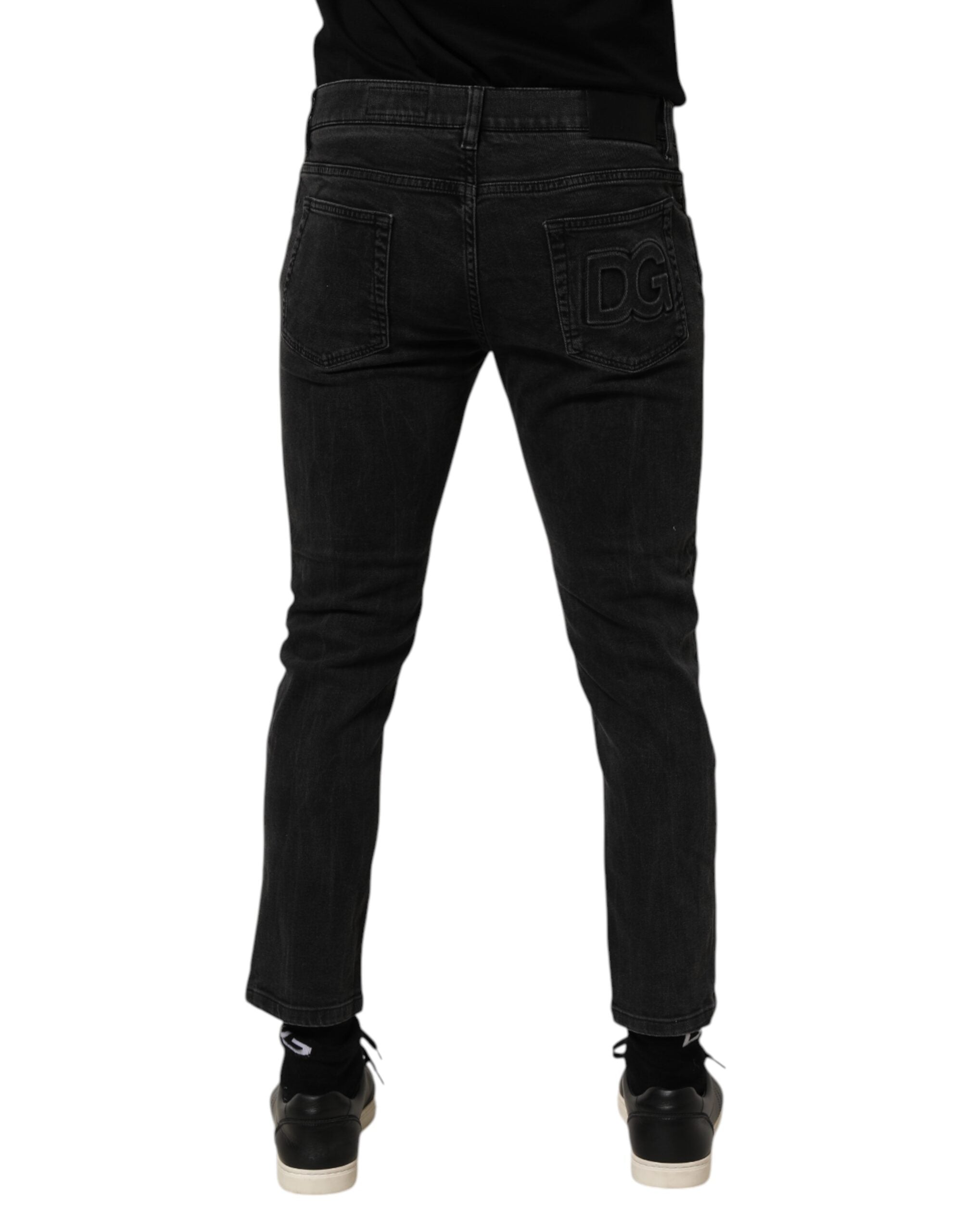 Pantalon en jean coupe slim en denim stretch gris foncé de Dolce & Gabbana, vue de face sur fond blanc.