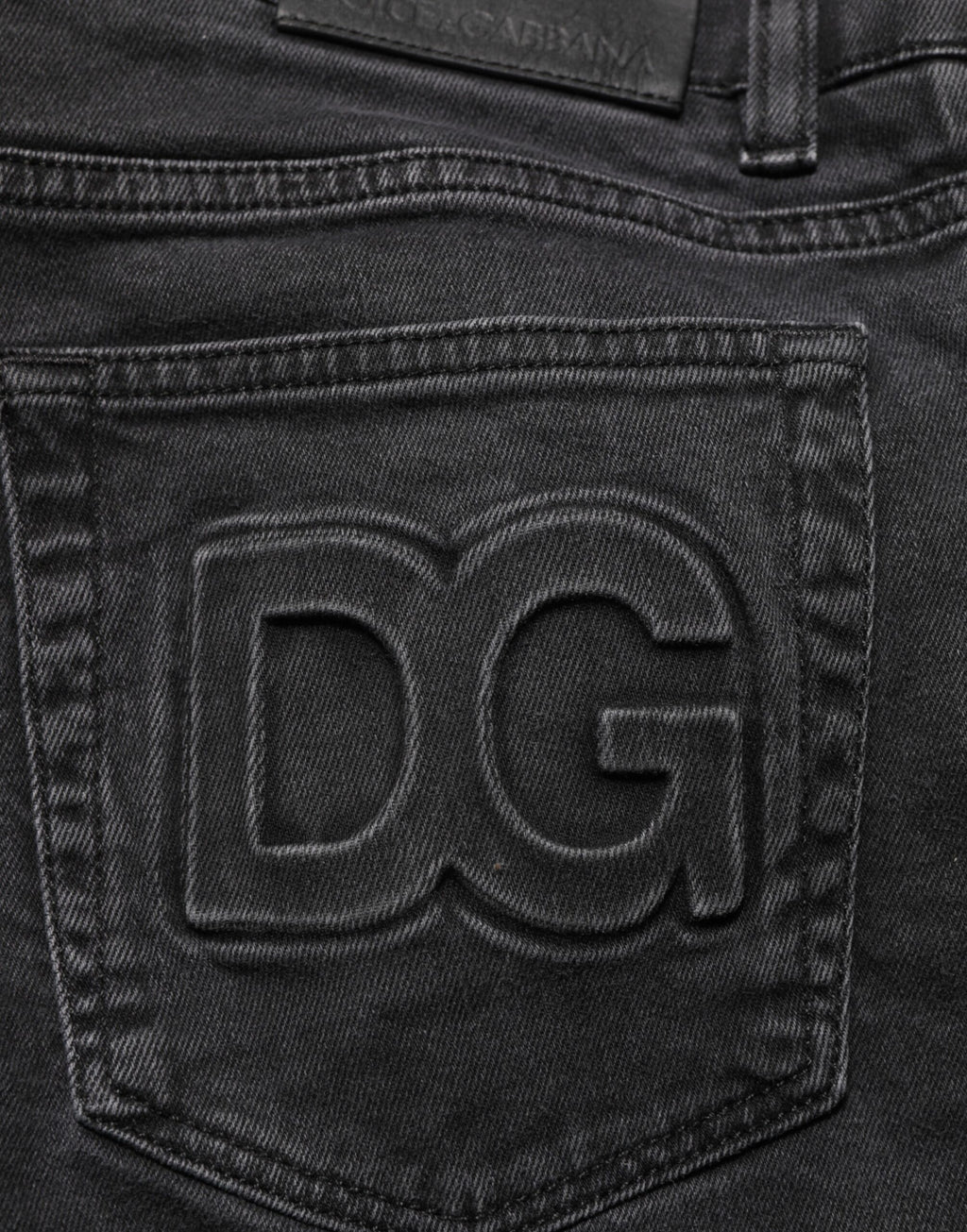 Pantalon en denim extensible gris foncé Dolce & Gabbana, coupe classique, vue de face sur un mannequin.