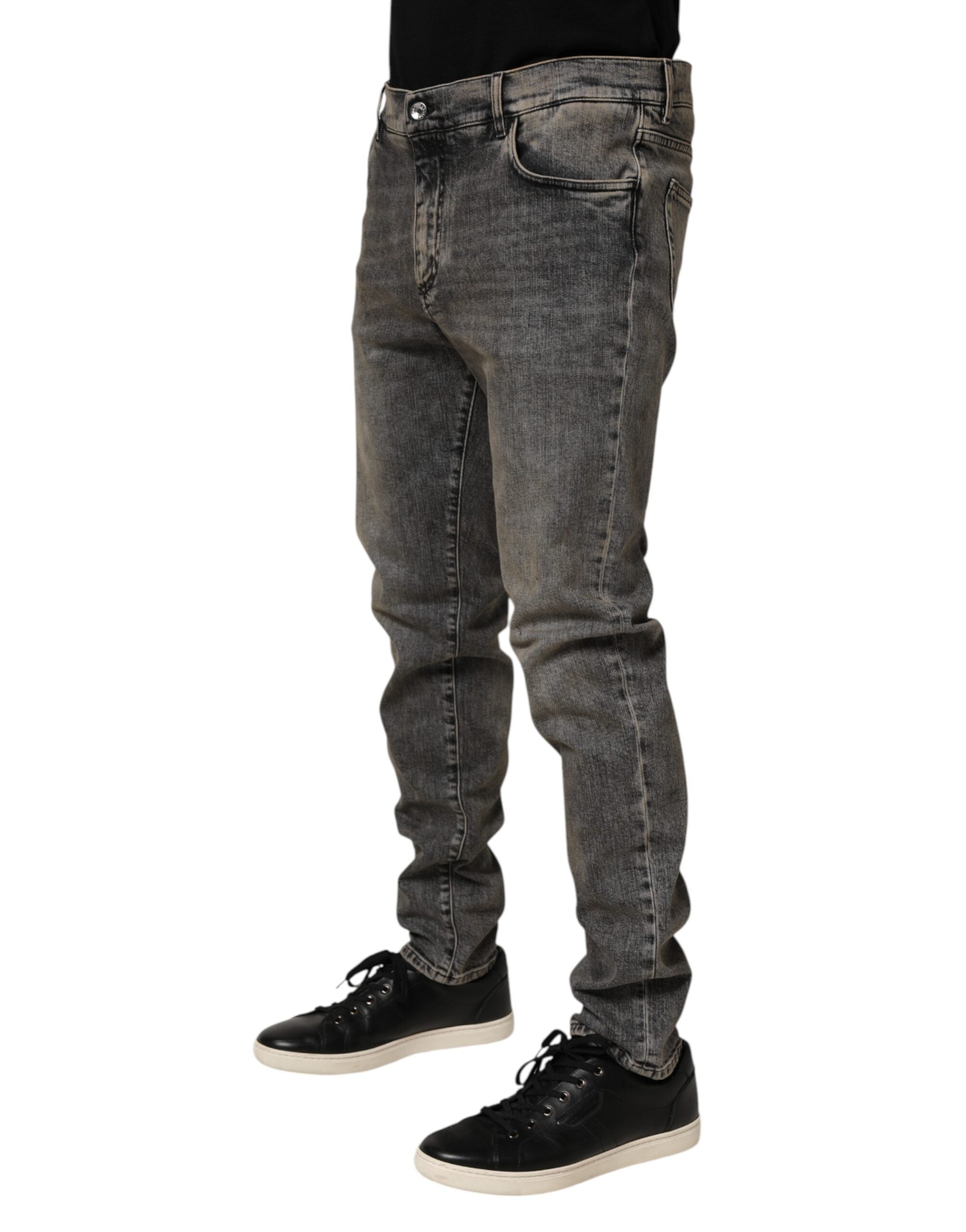 Jeans homme Dolce & Gabbana gris en coton stretch, coupe slim, style denim avec détails modernes.