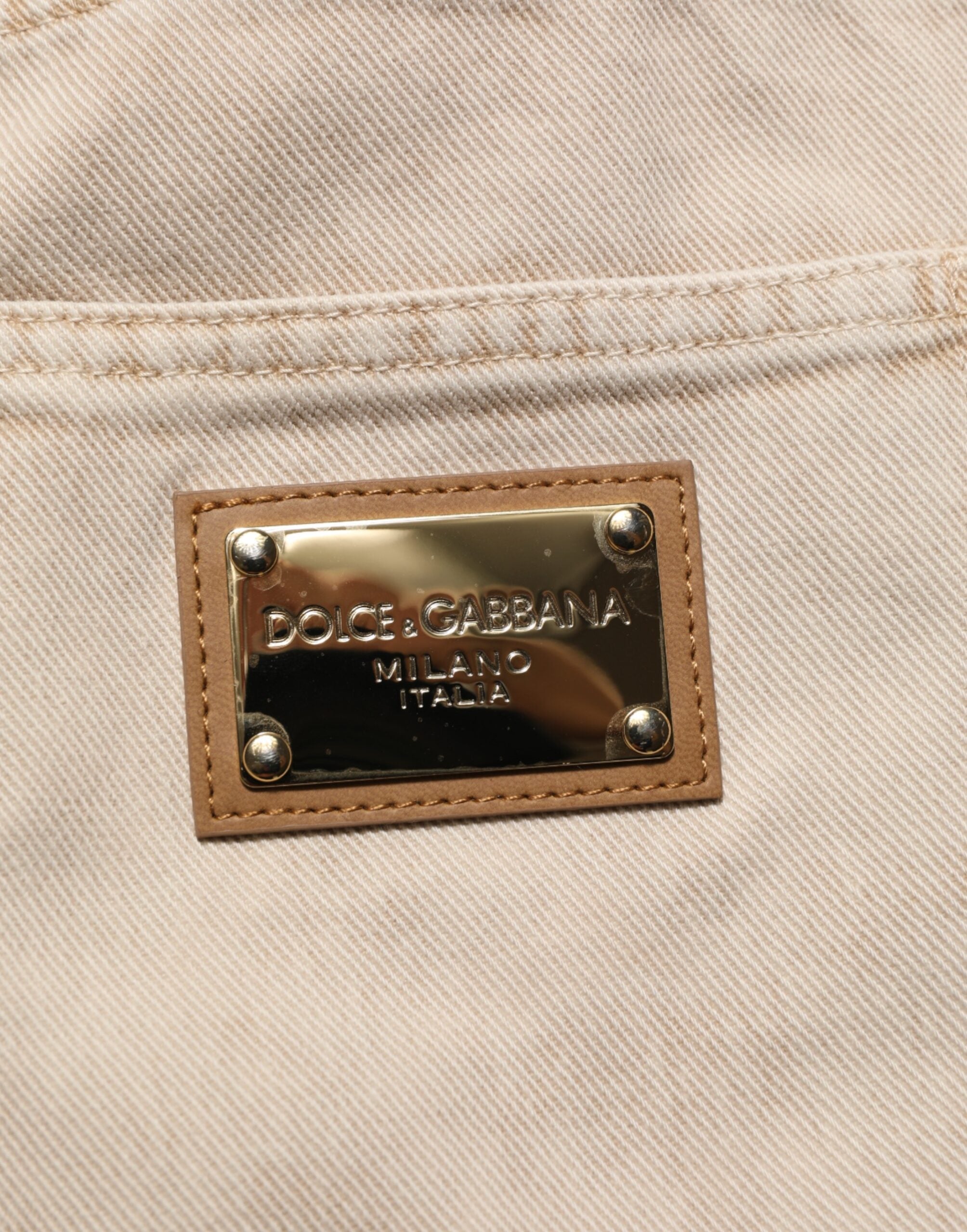 Pantalon en coton beige Dolce & Gabbana, jean droit, coupe classique, visible avec poches et coutures, style décontracté.