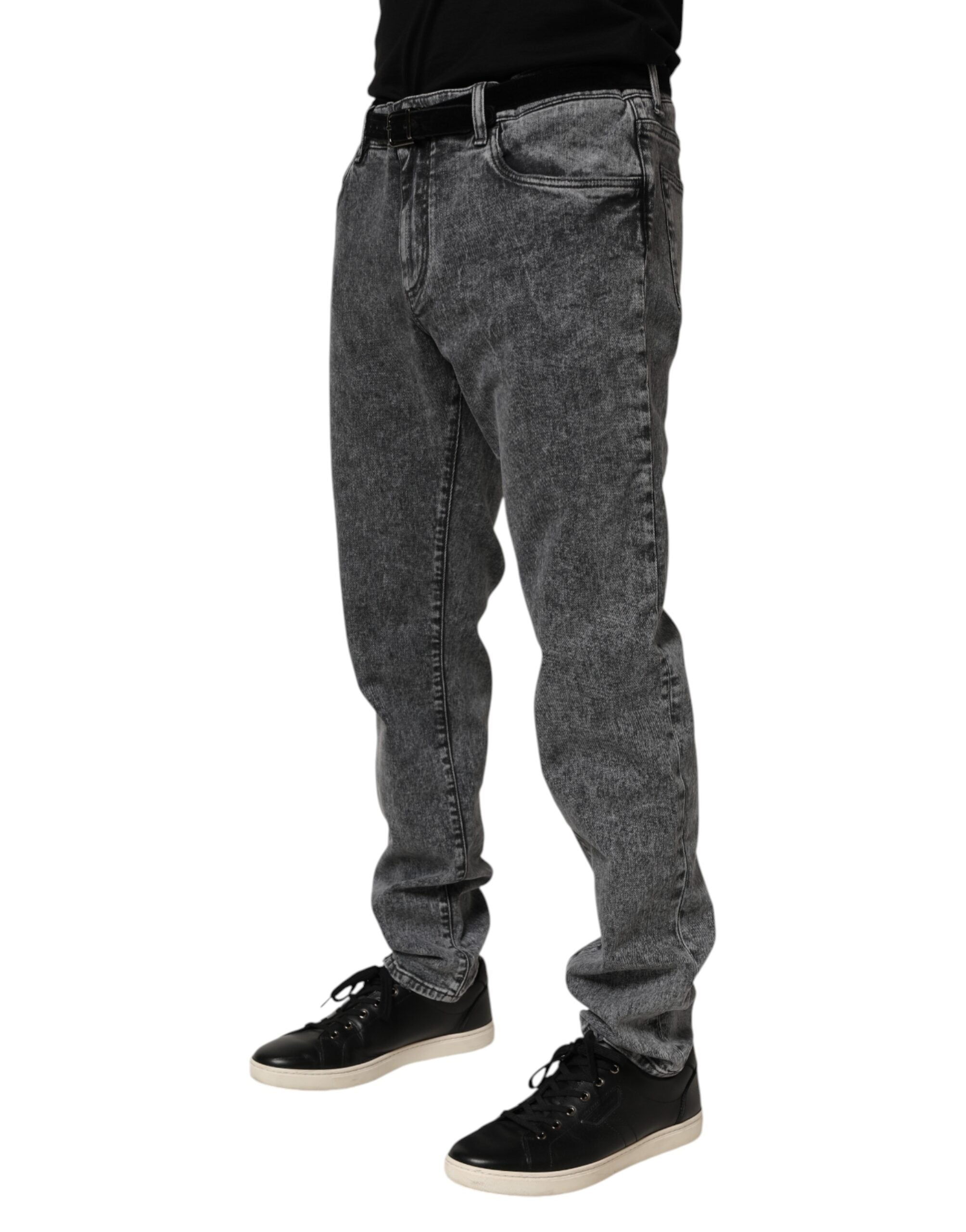 Pantalon en denim gris slim fit de Dolce & Gabbana, coton, style moderne et ajusté, visible avec détails de couture.