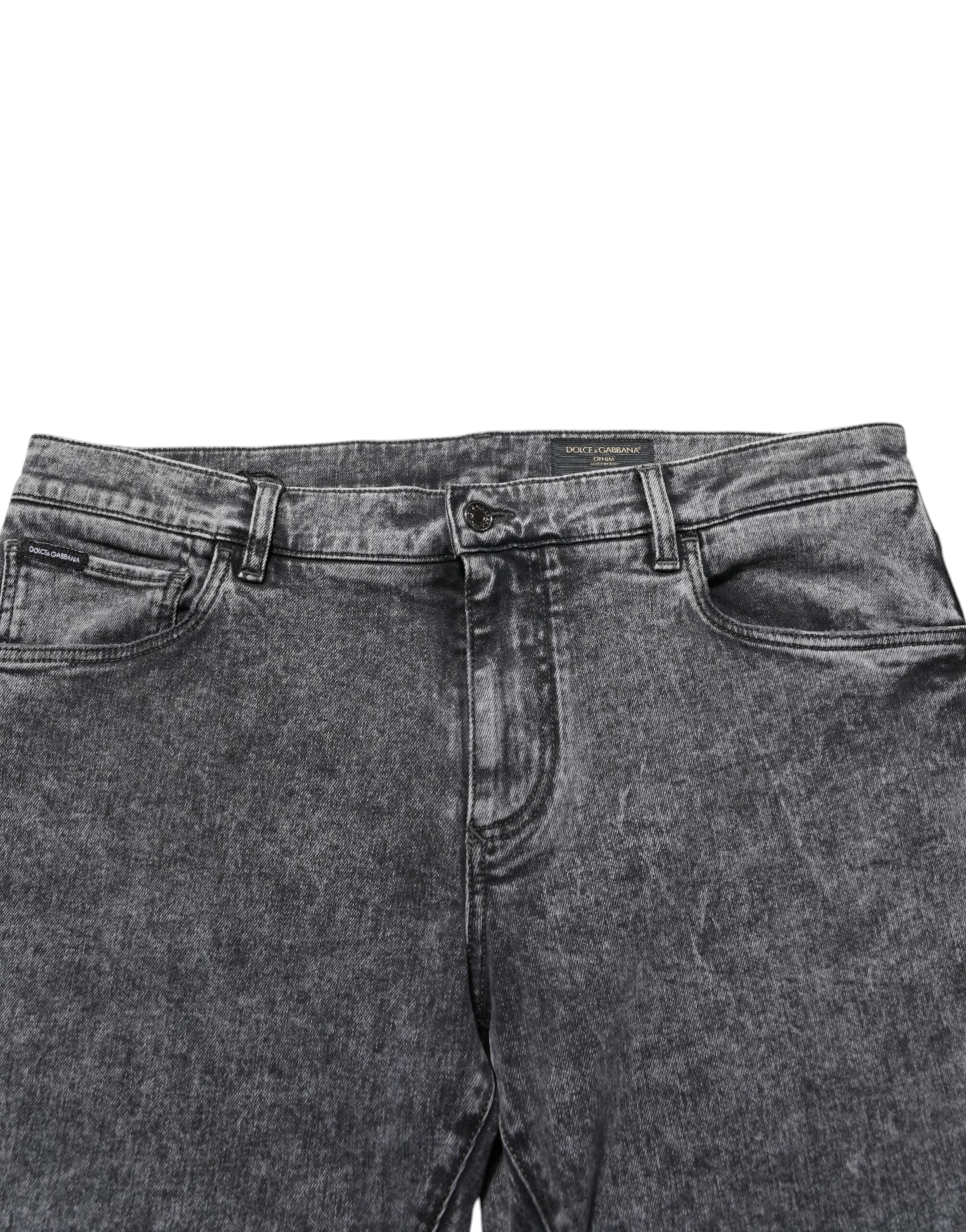 Pantalon en denim gris Dolce & Gabbana, coupe slim fit, en coton, vue de face avec poches et détails modernes.