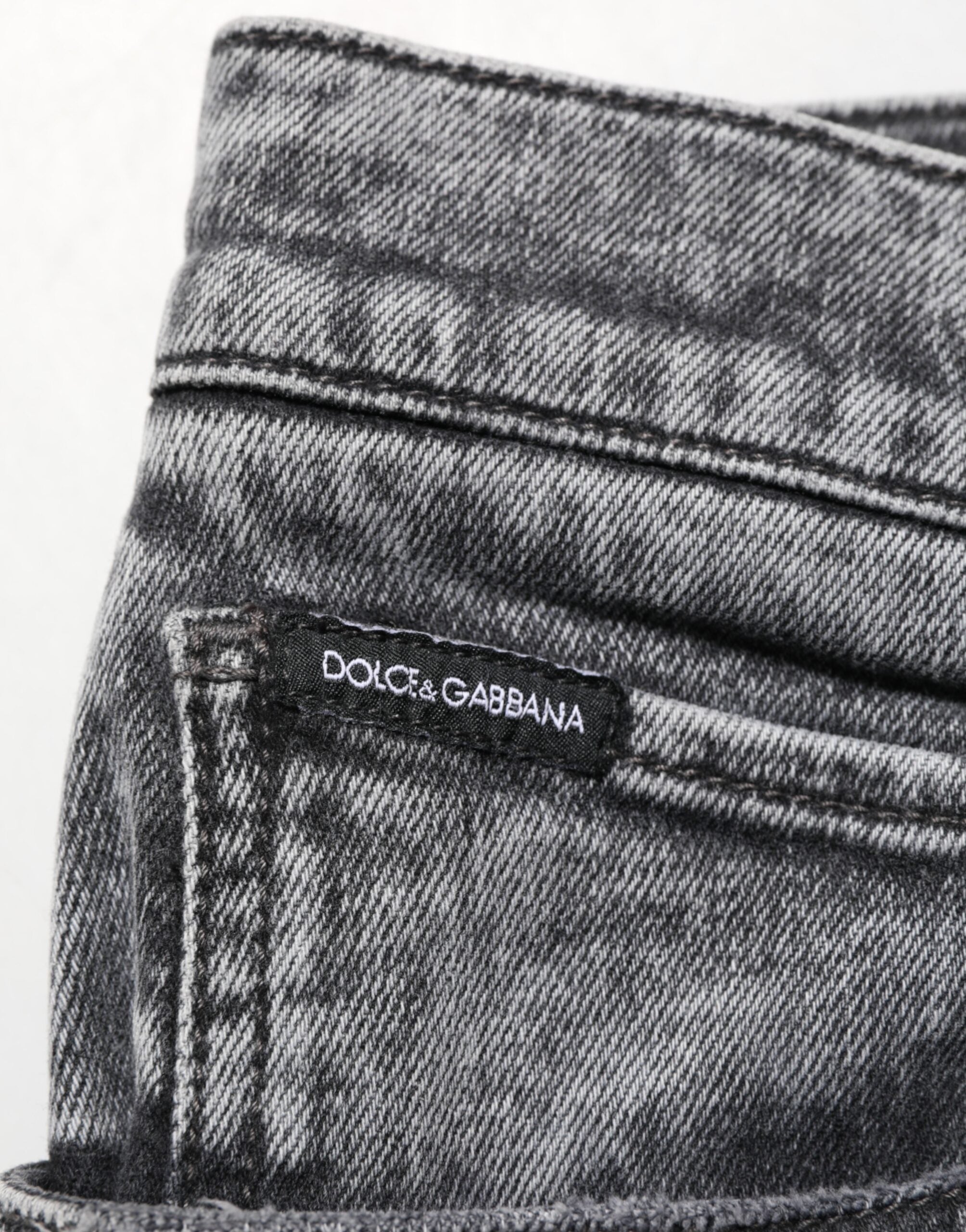 Pantalon slim en denim gris Dolce & Gabbana en coton, vue de face, détails de la coupe ajustée et de la texture du tissu.