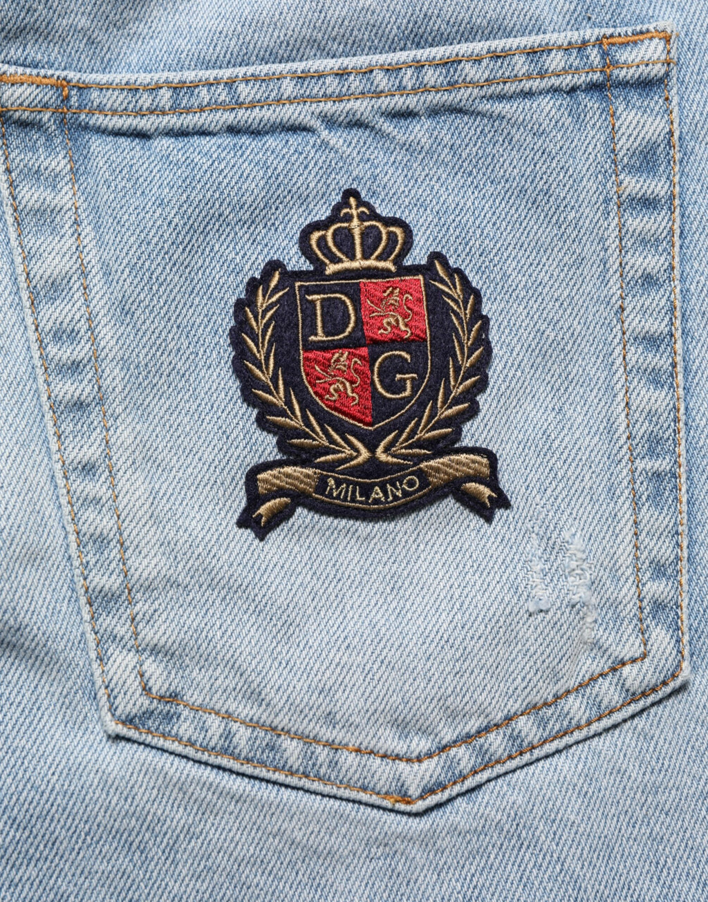 Shorts bermuda en denim déchiré en coton bleu Dolce & Gabbana, style décontracté et tendance, vue frontale.