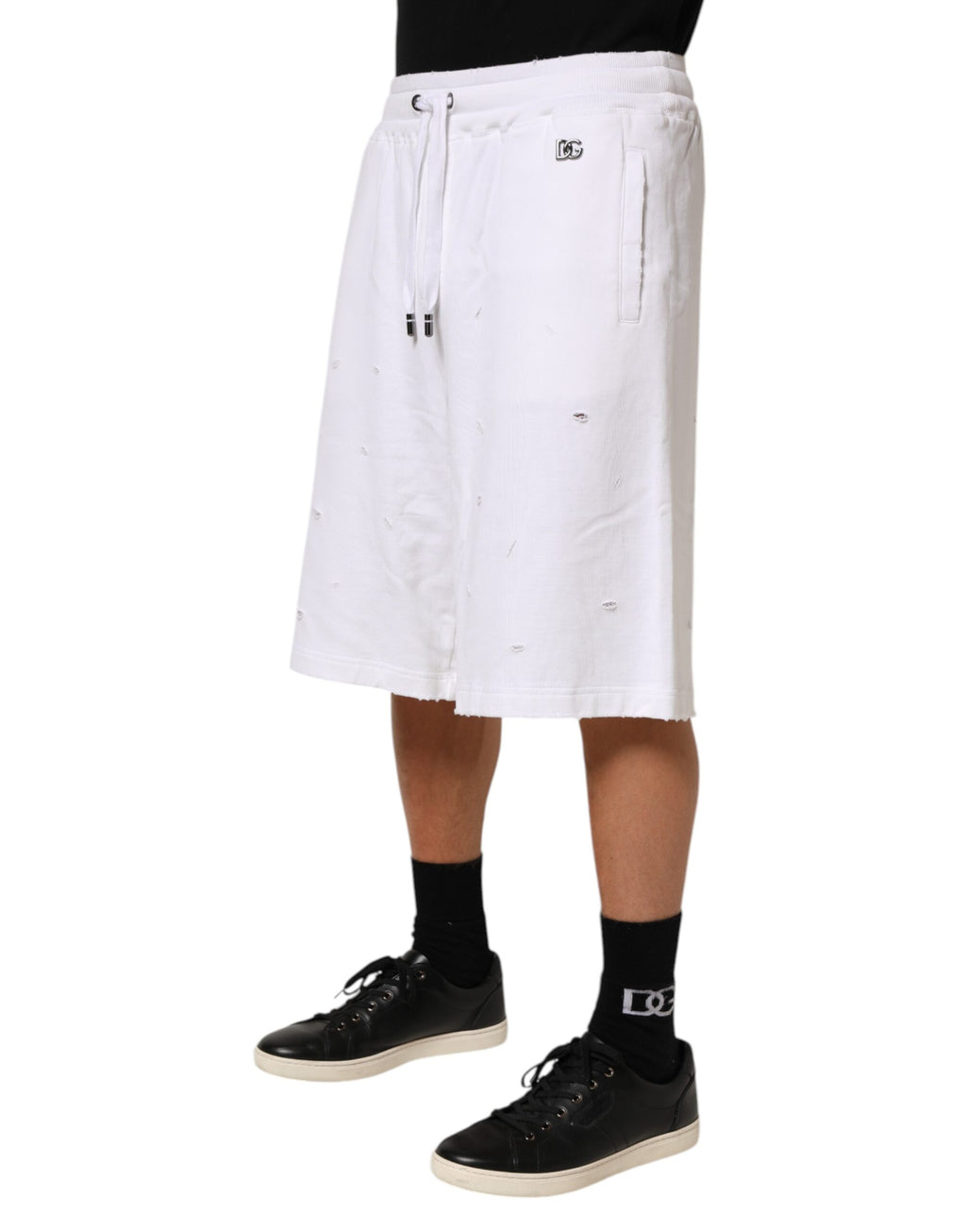 Shorts bermuda en coton blanc Dolce & Gabbana avec déchirures et style décontracté, parfaits pour un look tendance.