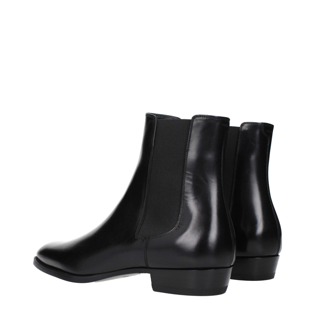 Bottes noirs en cuir pour la cheville de marque Celine, avec design élégant et finition lisse visible sur l'image.