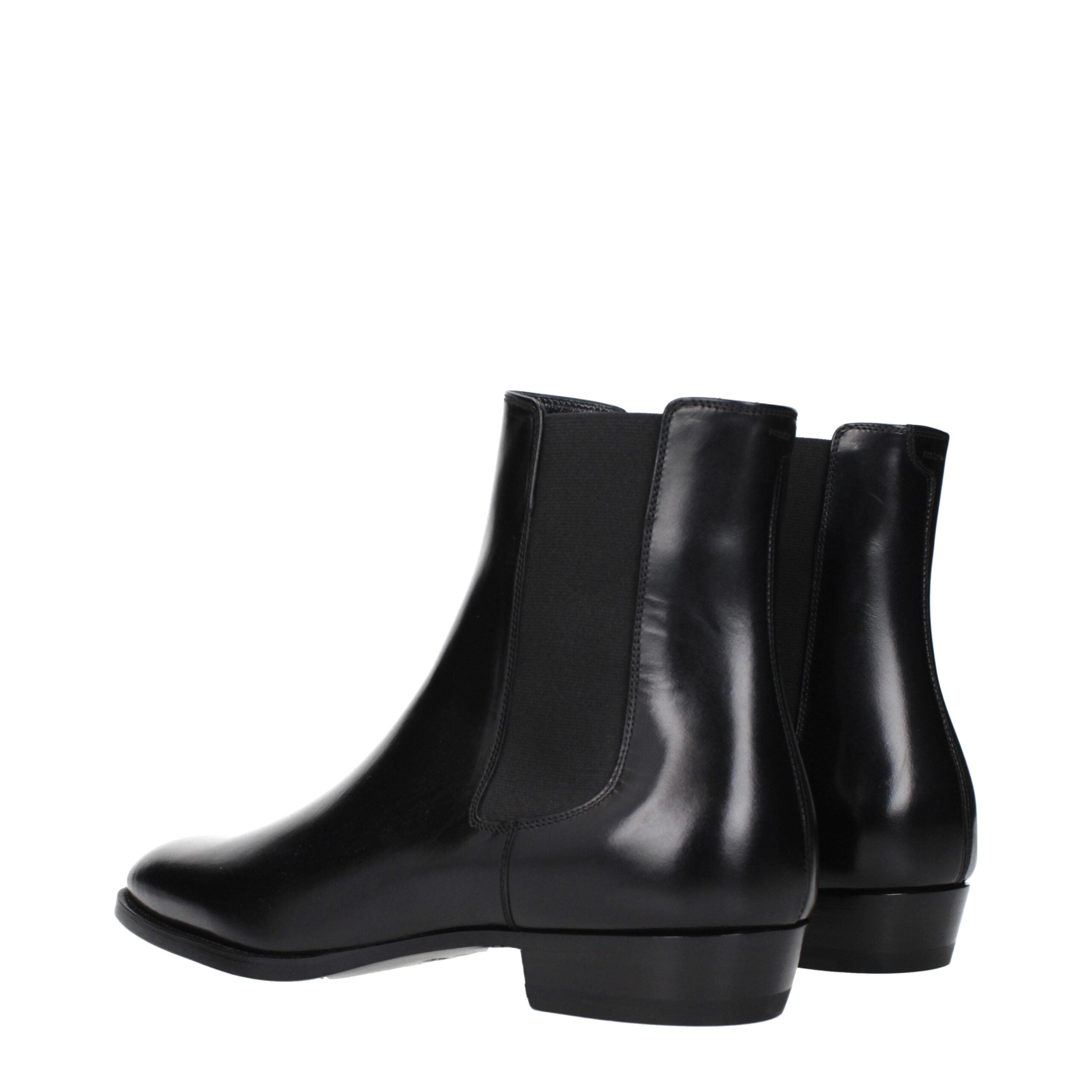 Bottes noirs en cuir pour la cheville de marque Celine, avec design élégant et finition lisse visible sur l'image.