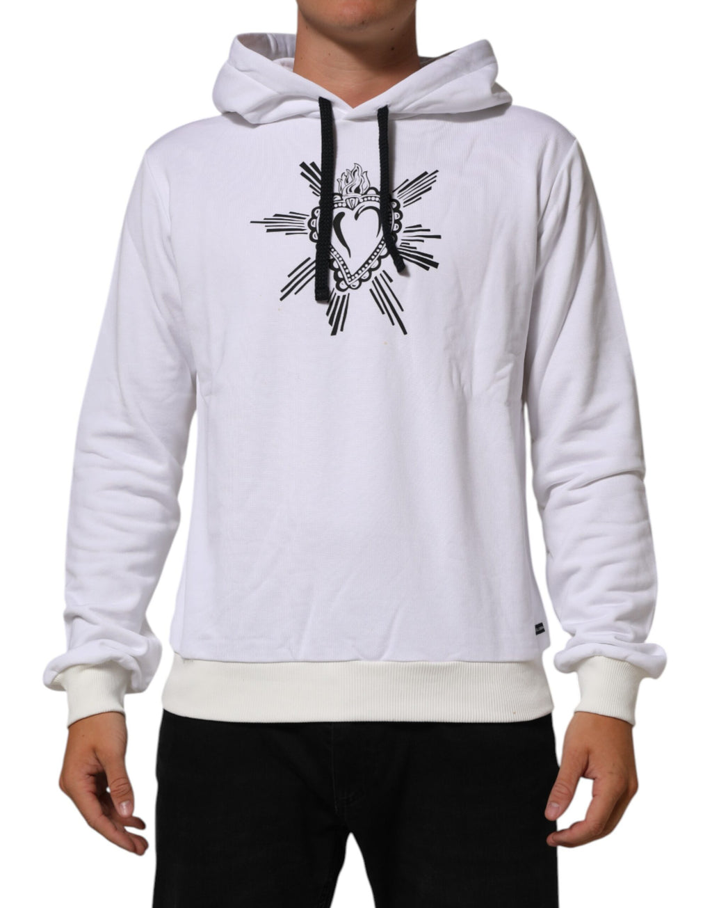 Sweat à capuche blanc Dolce & Gabbana Sacred Heart avec motif cœur sacré, en coton, porté sur mannequin.