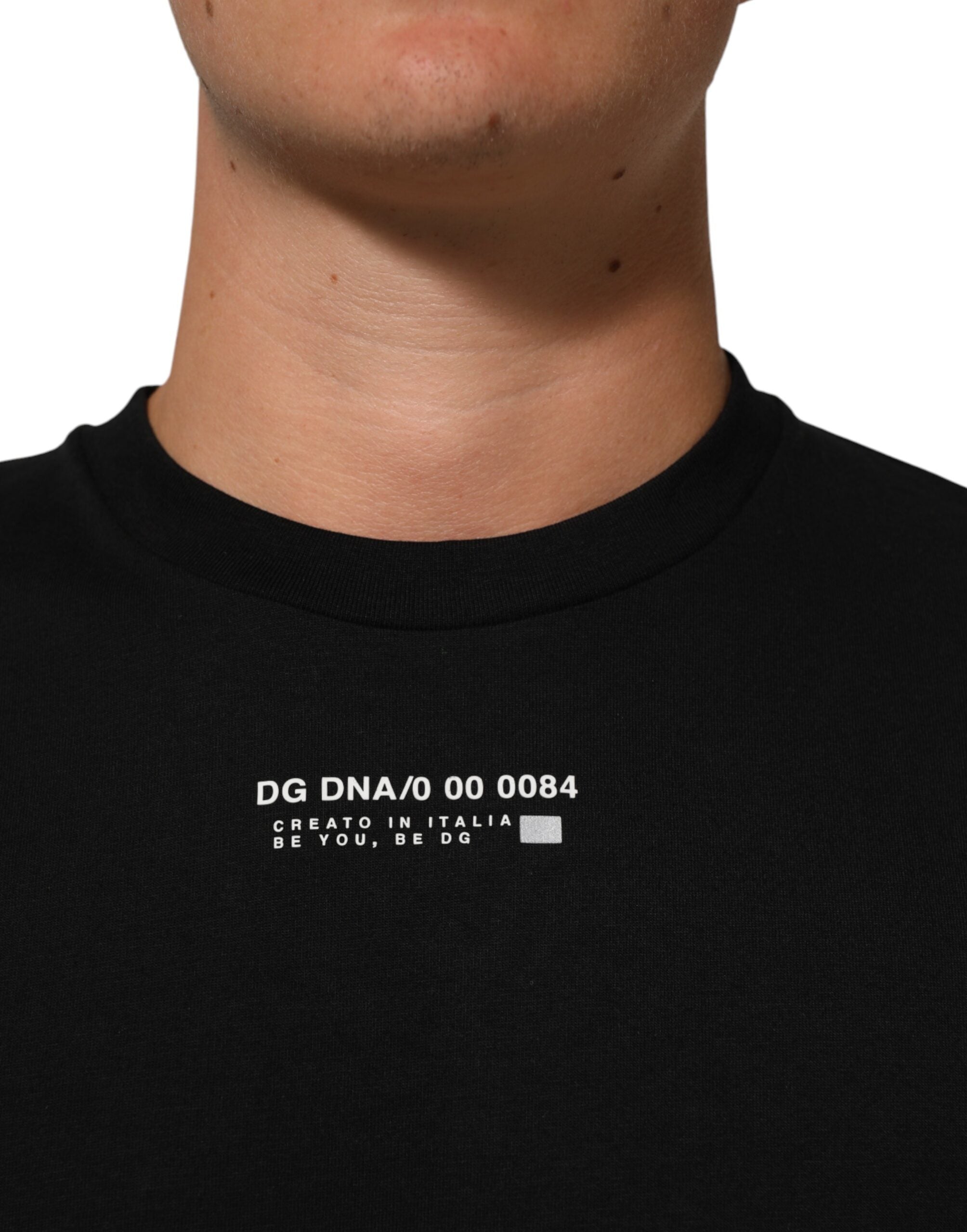 T-shirt homme noir en coton Dolce & Gabbana, col rond, style statement, visible avec logo discret sur la poitrine.